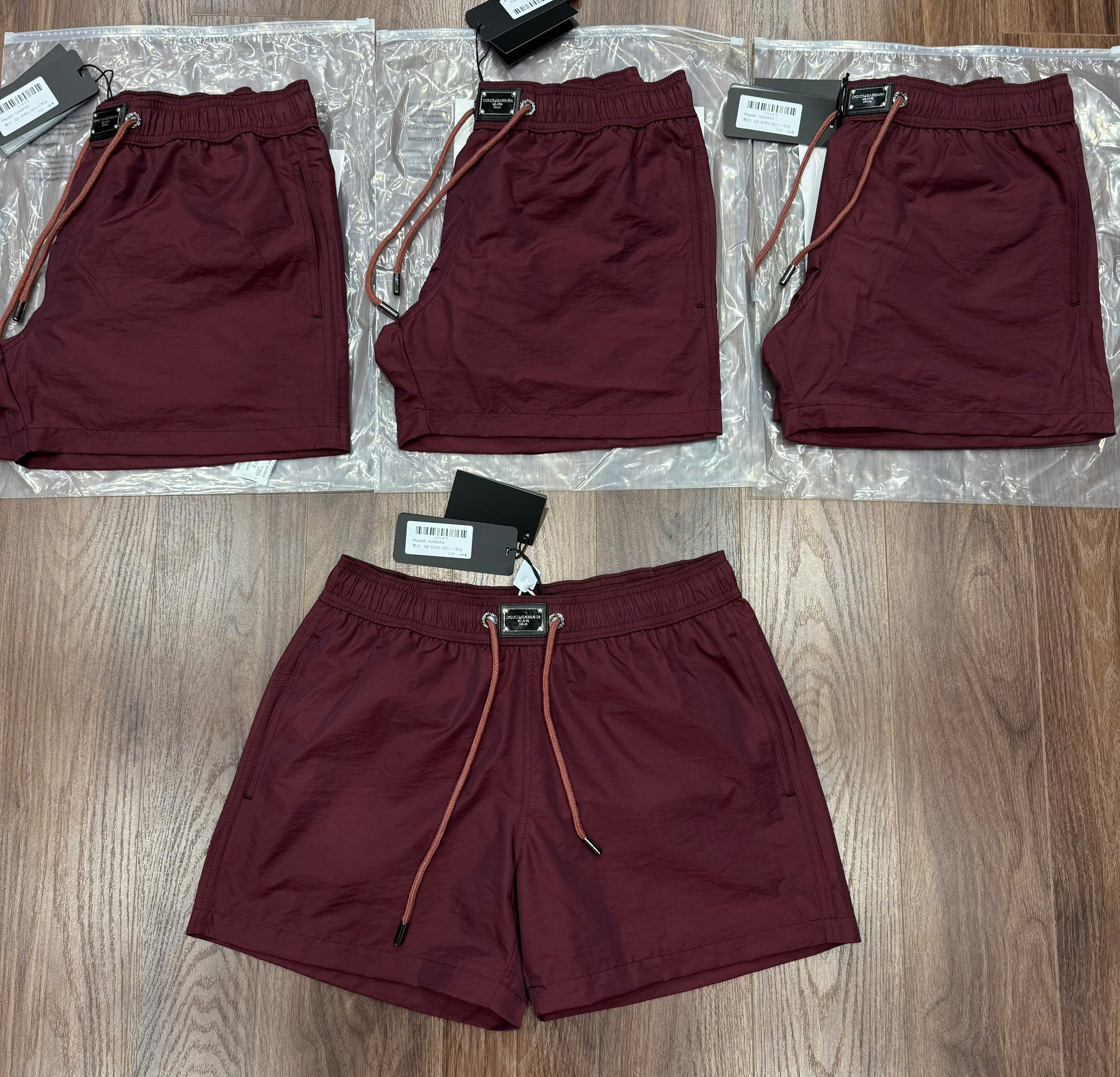 Quần short gió Dolce Gabbana DG trơn logo tag vuông cạp Like Auth CD