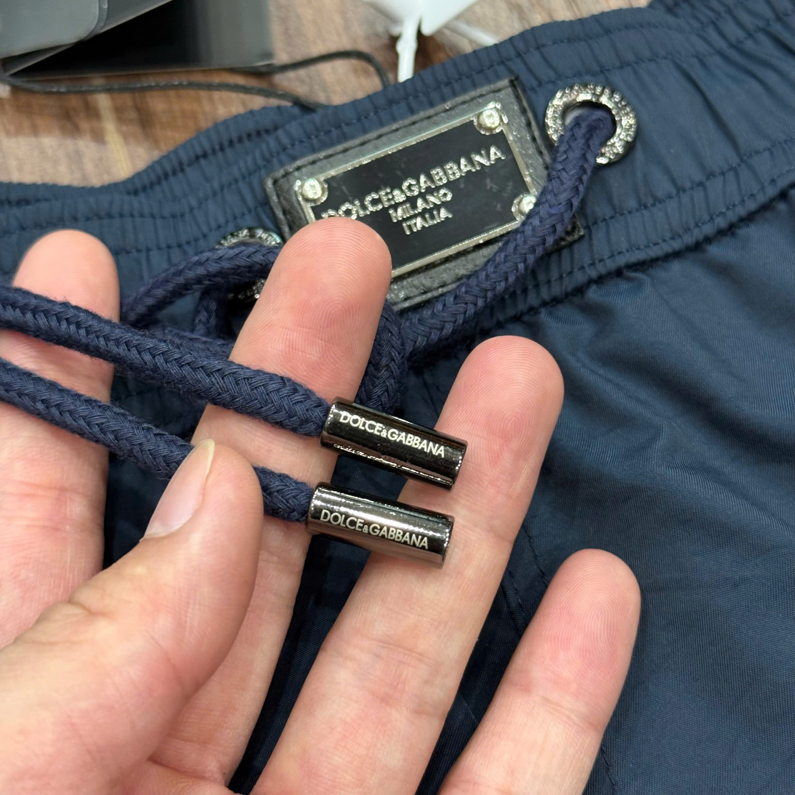 Quần short gió Dolce Gabbana DG trơn logo tag vuông cạp Like Auth CD