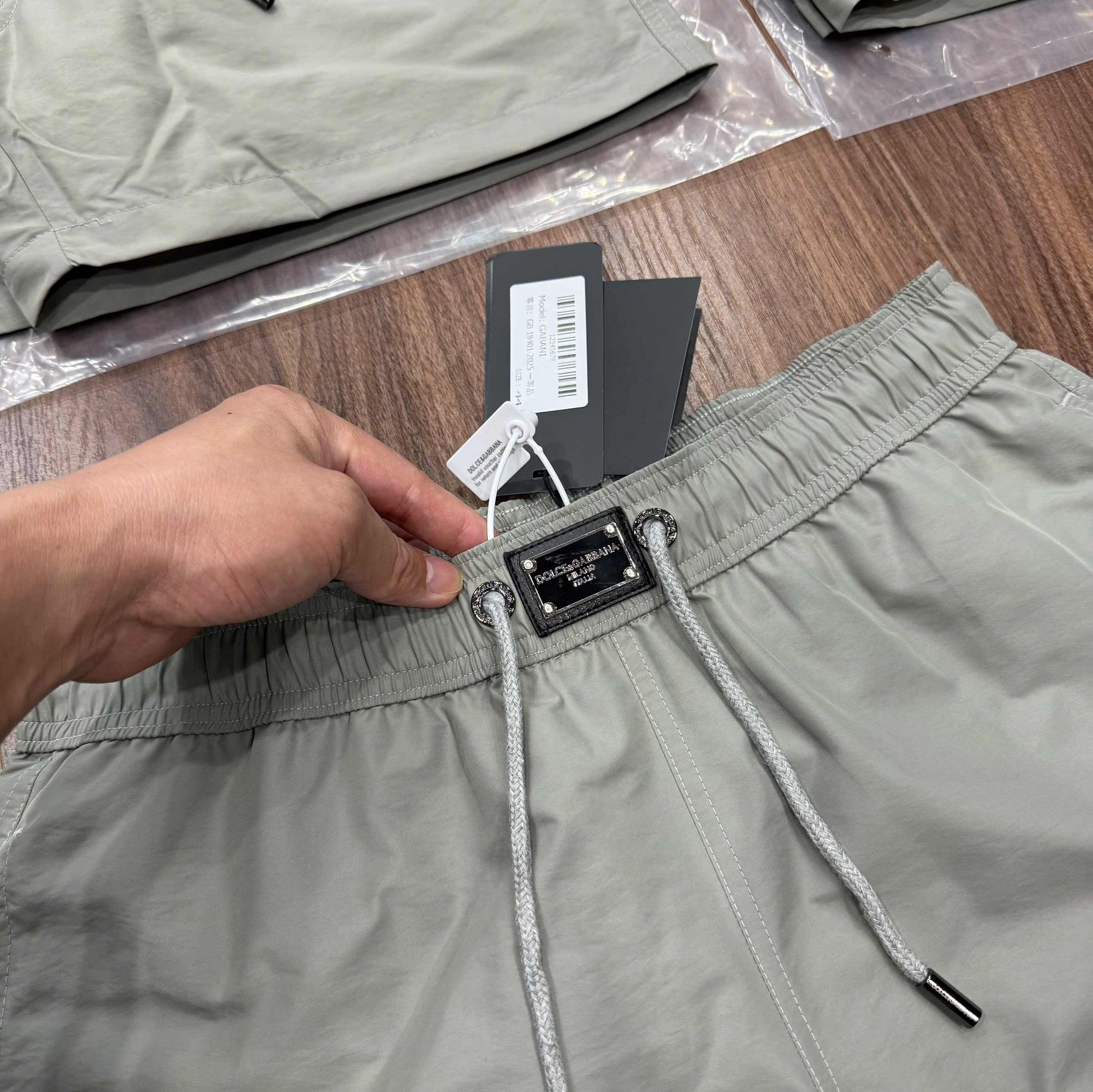 Quần short gió Dolce Gabbana DG trơn logo tag vuông cạp Like Auth CD