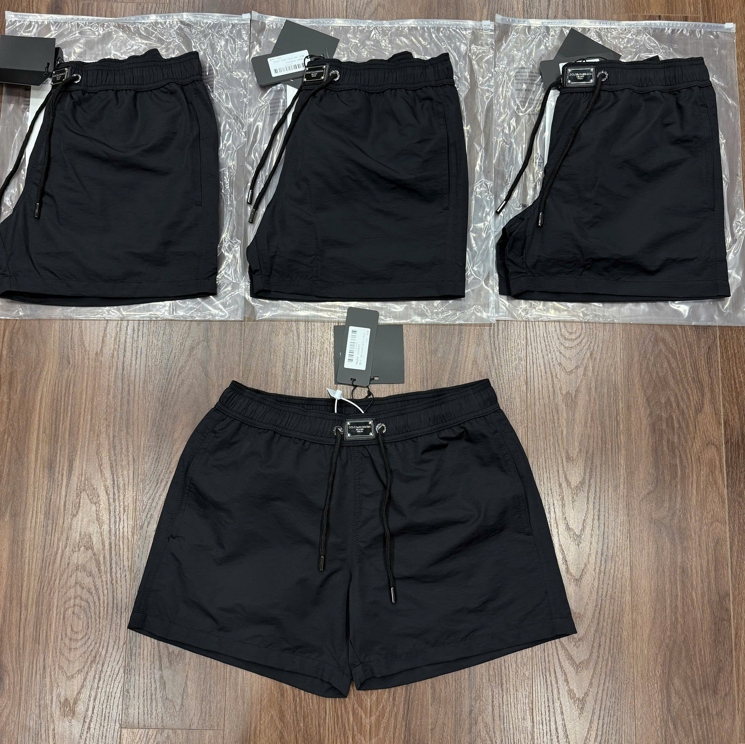 Quần short gió Dolce Gabbana DG trơn logo tag vuông cạp Like Auth CD