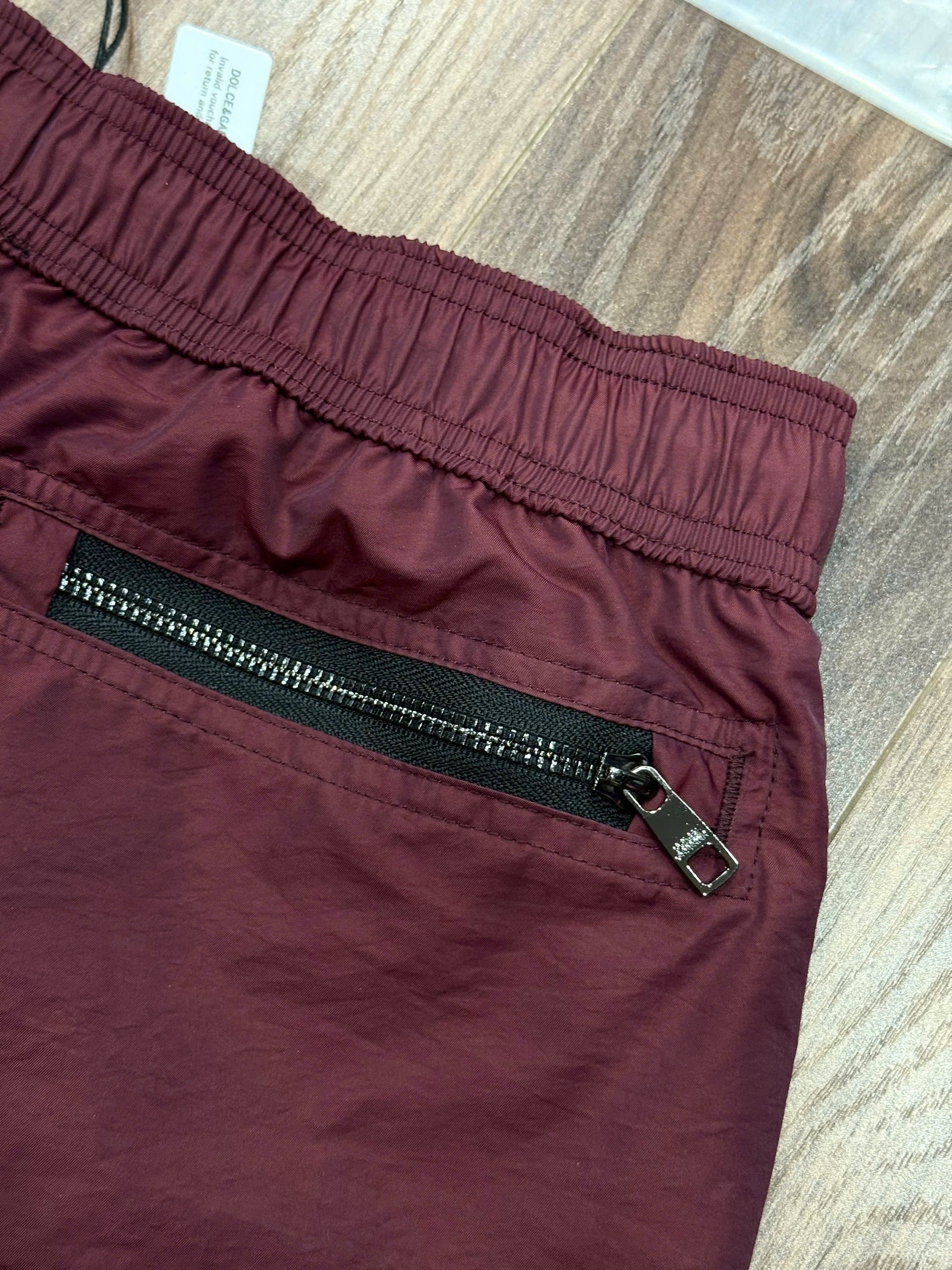 Quần short gió Dolce Gabbana DG trơn logo tag vuông cạp Like Auth CD