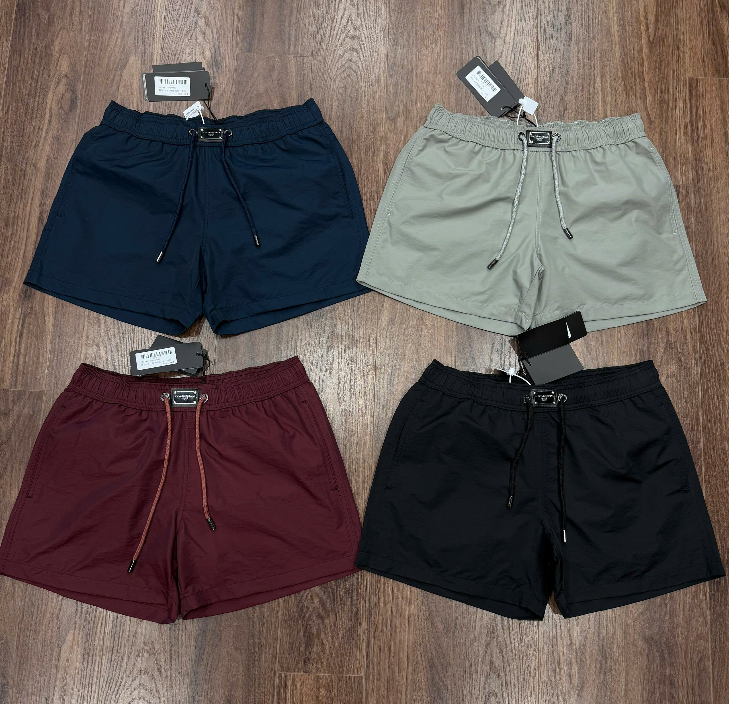 Quần short gió Dolce Gabbana DG trơn logo tag vuông cạp Like Auth CD