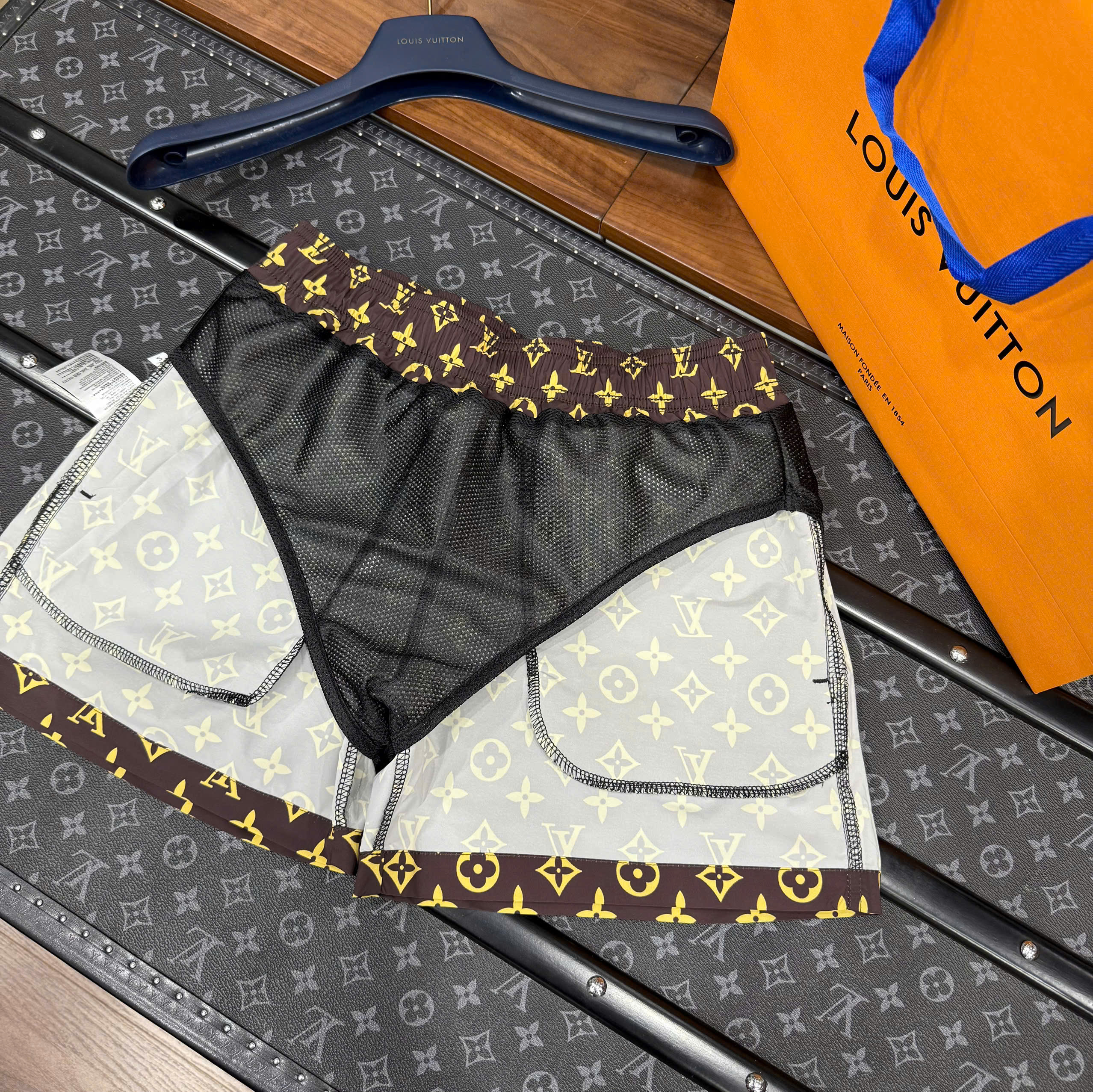 Quần short gió Louis Vuitton LV Nâu họa tiết hoa vân logo Nâu Like Auth CD