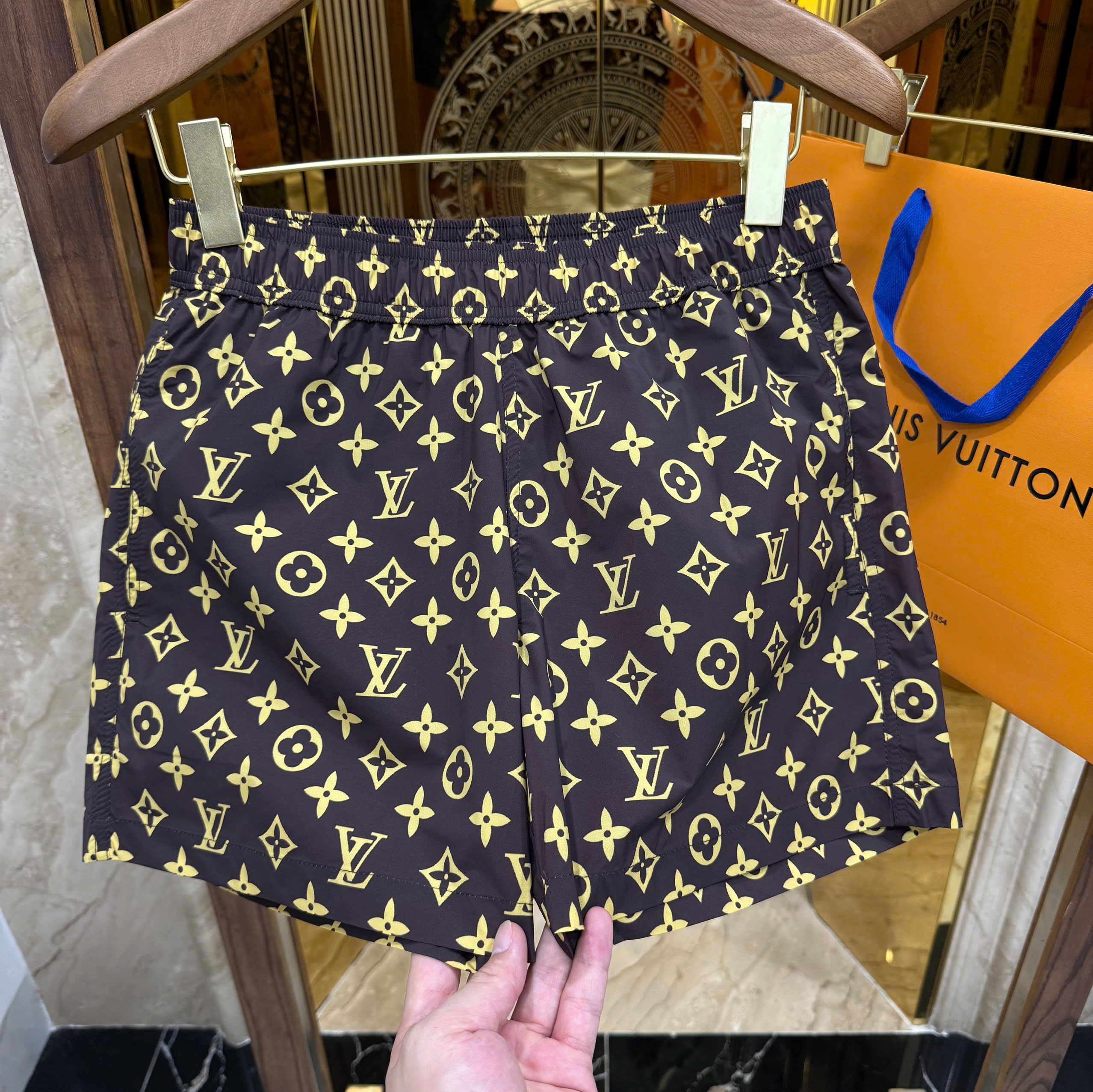 Quần short gió Louis Vuitton LV Nâu họa tiết hoa vân logo Nâu Like Auth CD