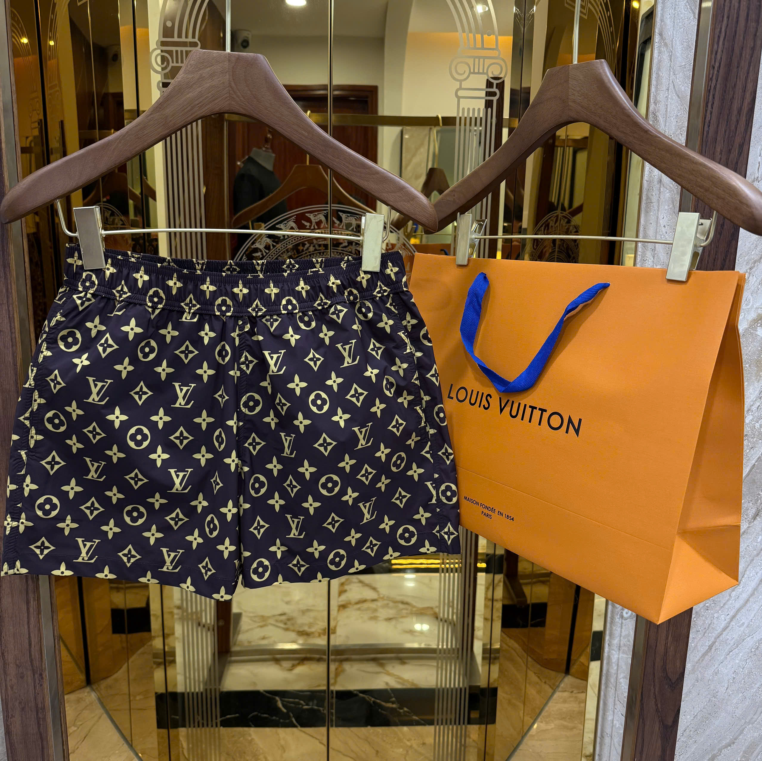 Quần short gió Louis Vuitton LV Nâu họa tiết hoa vân logo Nâu Like Auth CD