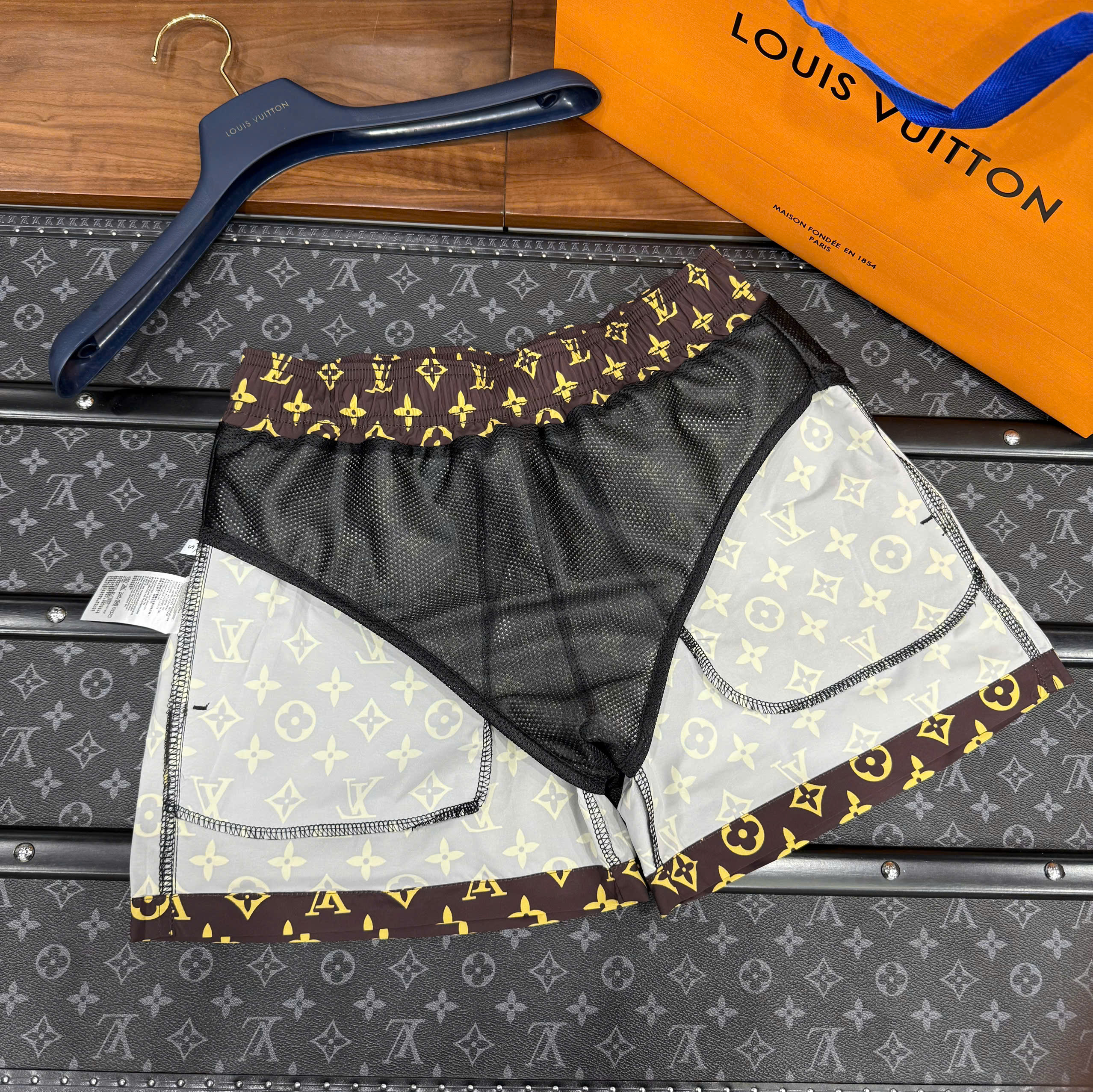 Quần short gió Louis Vuitton LV Nâu họa tiết hoa vân logo Nâu Like Auth CD