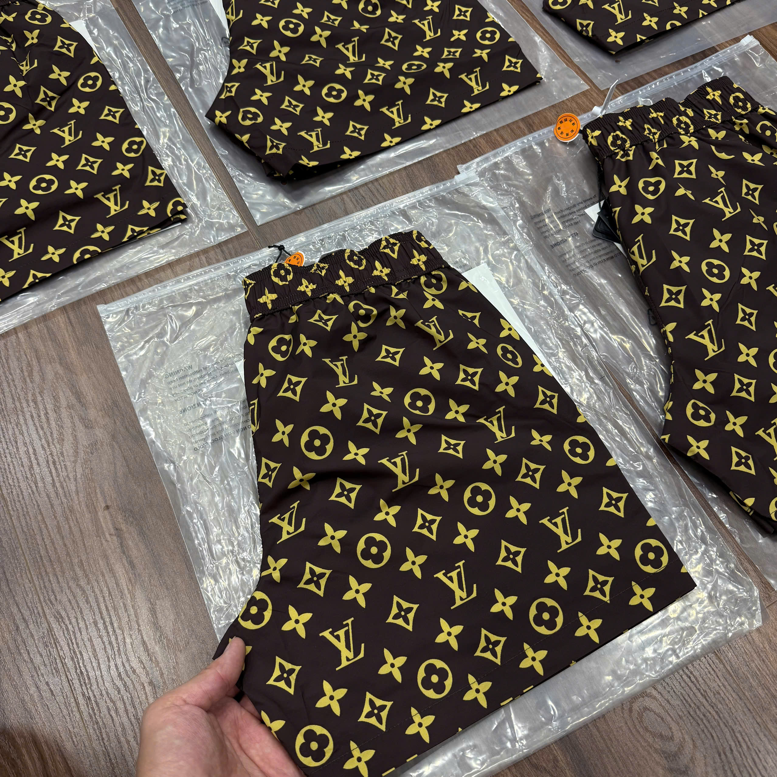 Quần short gió Louis Vuitton LV Nâu họa tiết hoa vân logo Nâu Like Auth CD