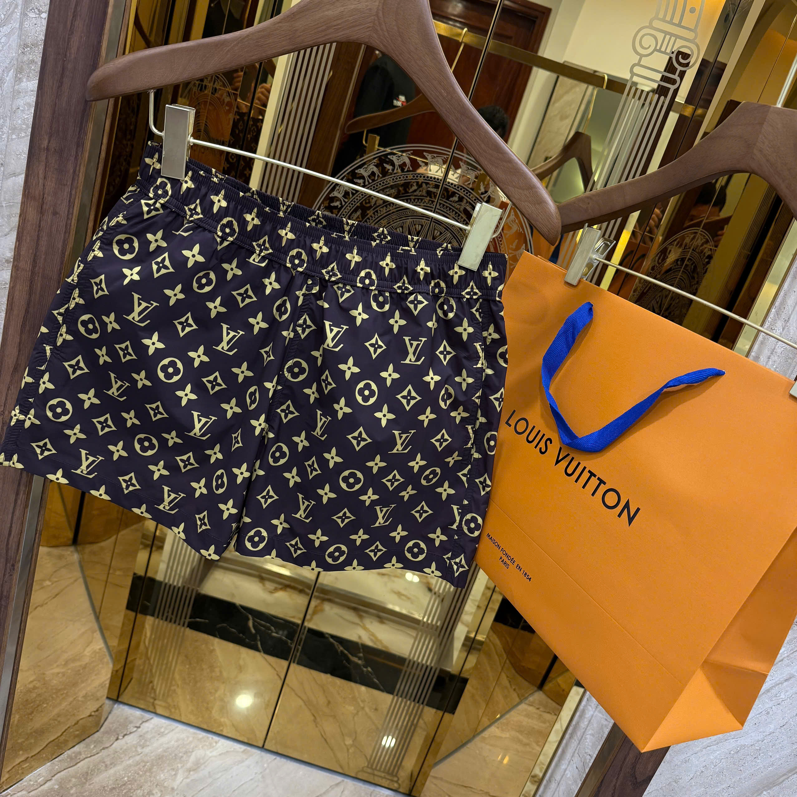 Quần short gió Louis Vuitton LV Nâu họa tiết hoa vân logo Nâu Like Auth CD