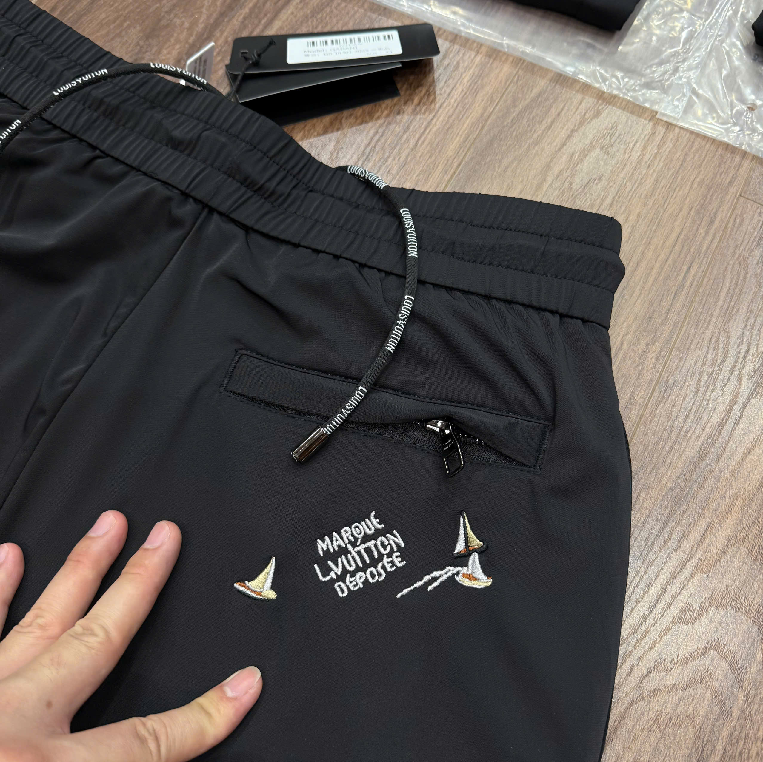 Quần short gió Louis Vuitton LV Đen logo họa tiết thuyền Like Auth CD