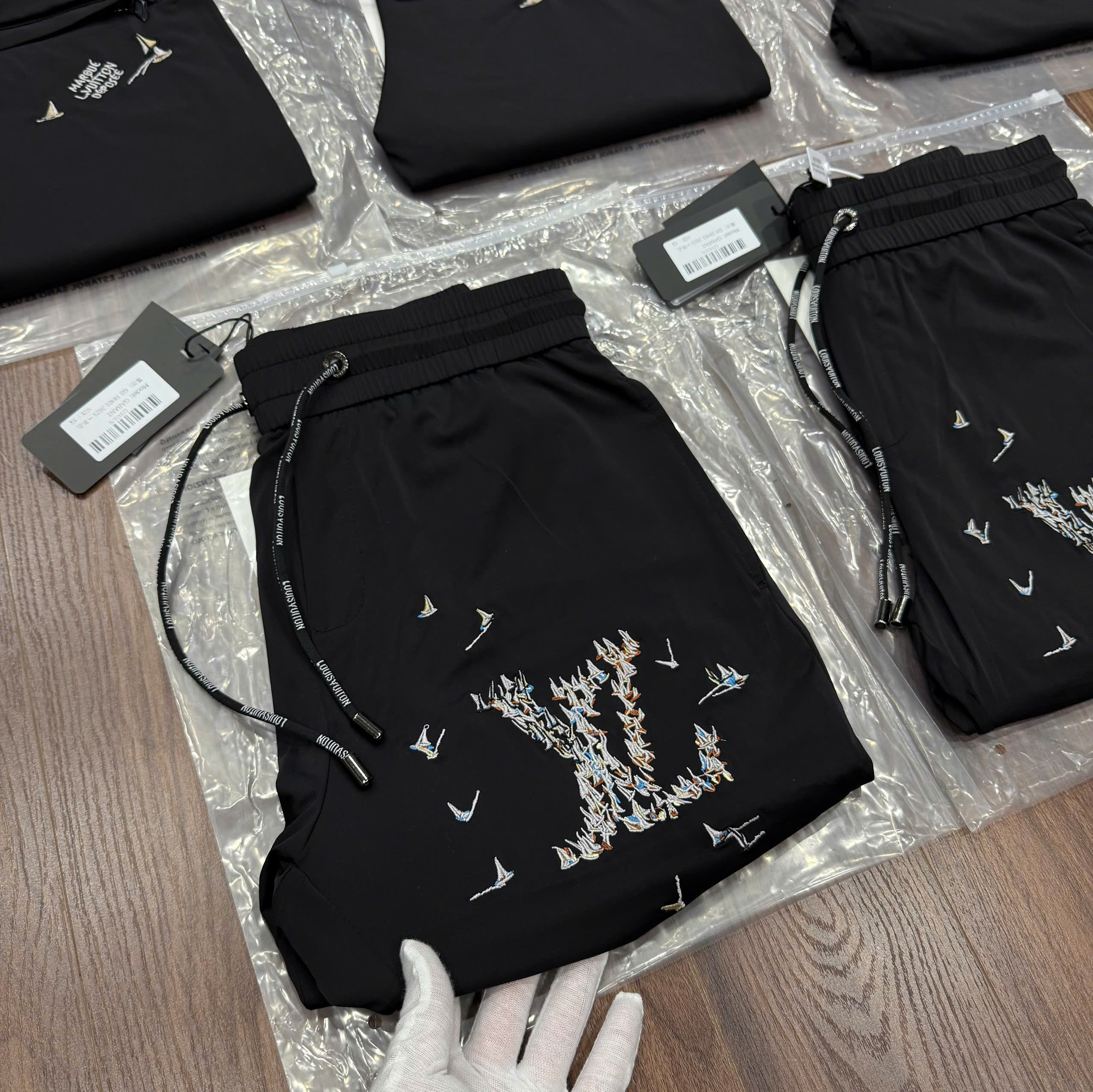 Quần short gió Louis Vuitton LV Đen logo họa tiết thuyền Like Auth CD