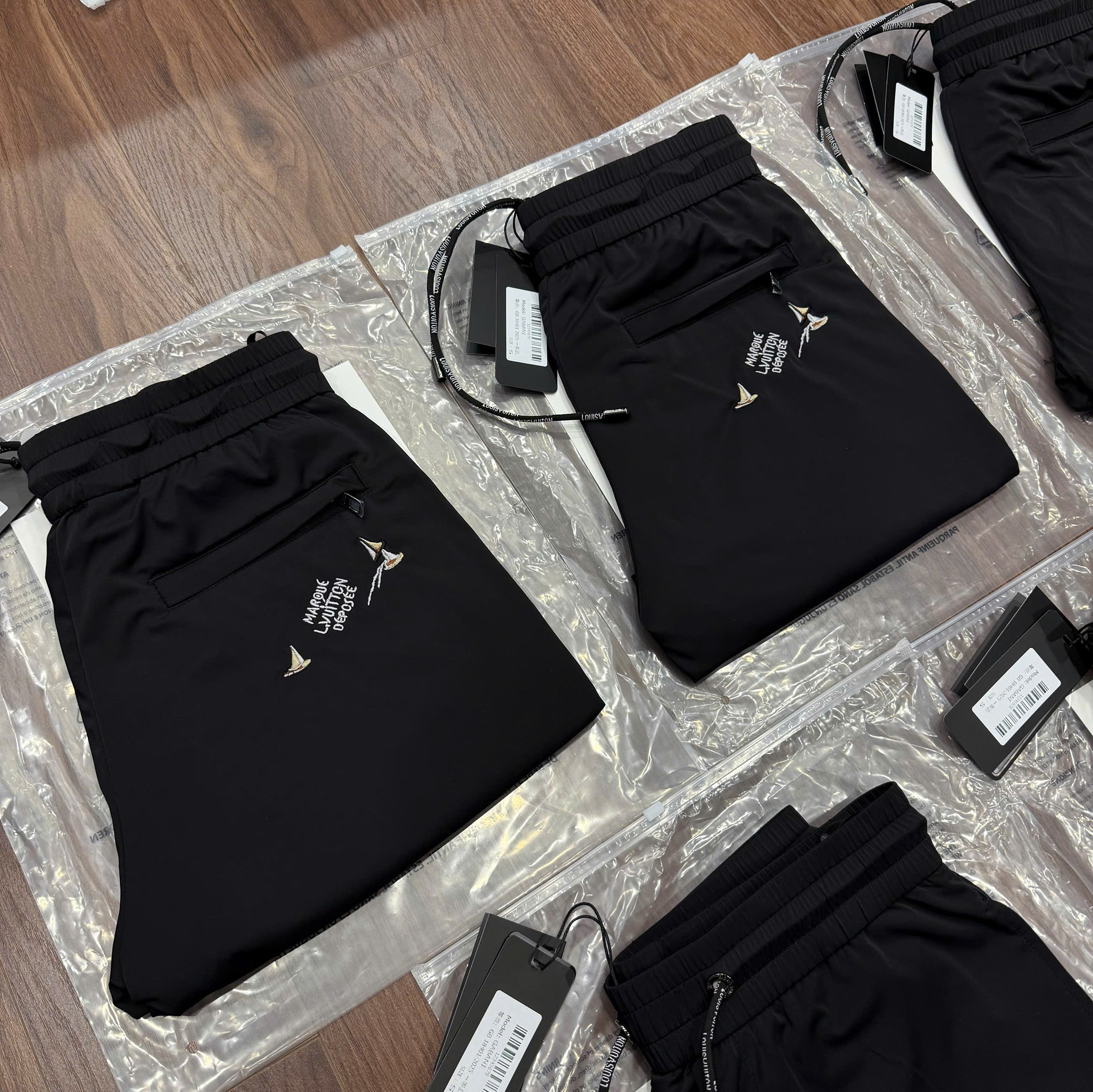 Quần short gió Louis Vuitton LV Đen logo họa tiết thuyền Like Auth CD