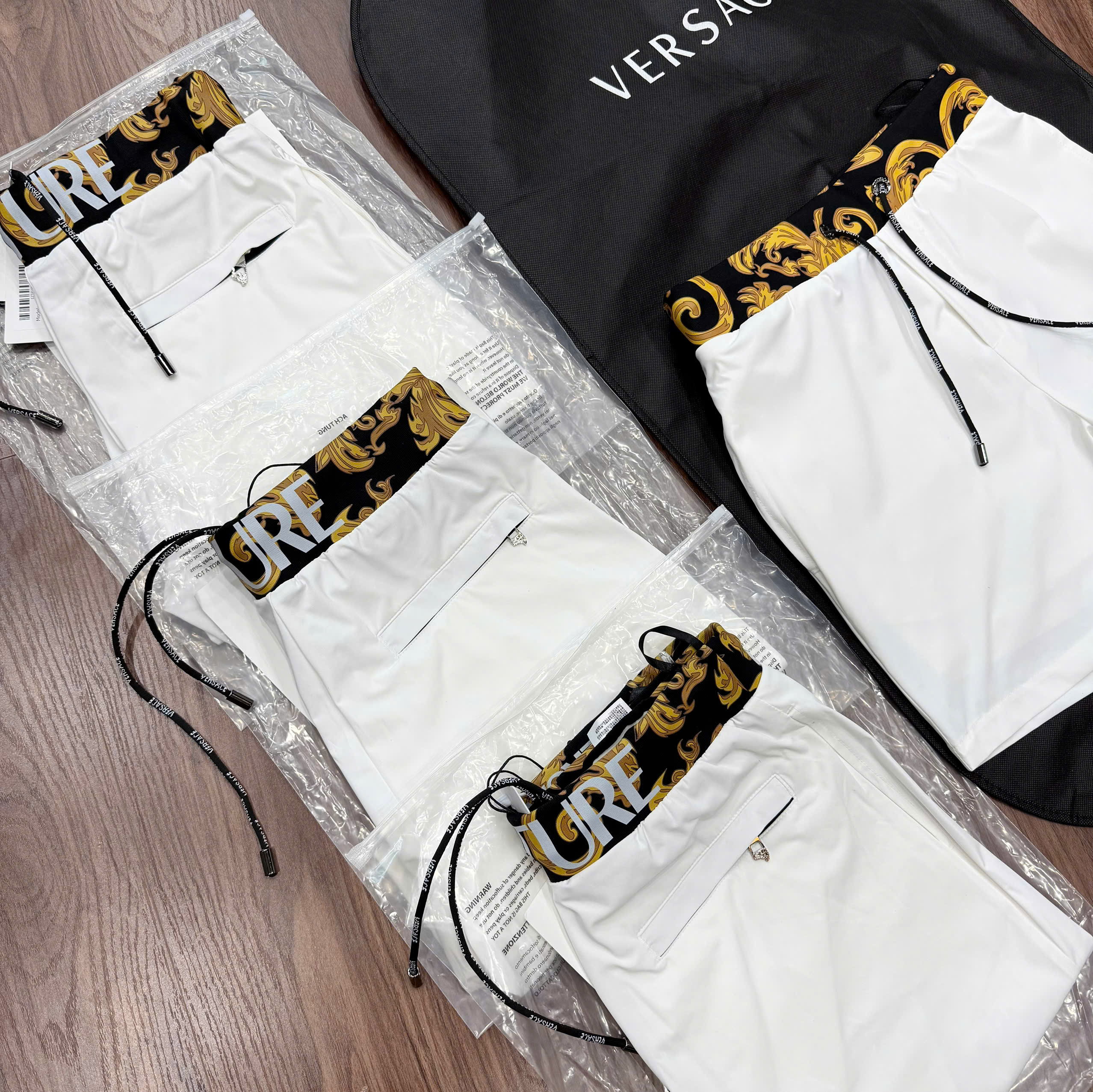 Quần short gió Versace VS logo chữ thêu đùi check cạp họa tiết Like Auth CD