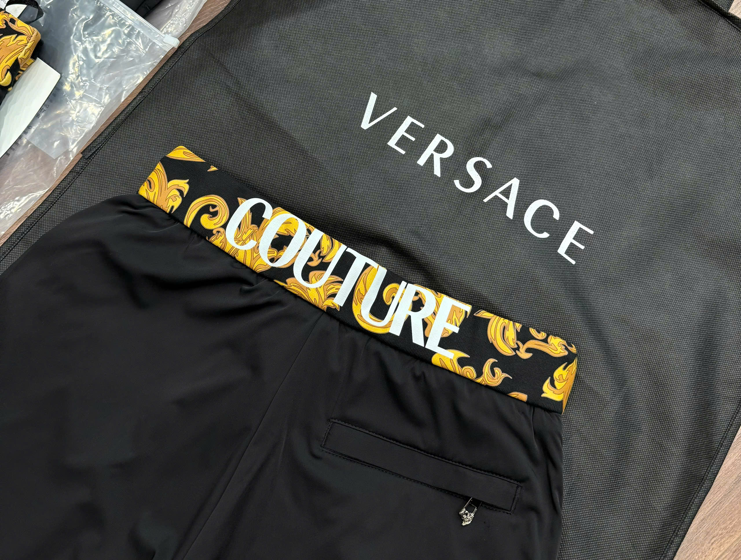 Quần short gió Versace VS logo chữ thêu đùi check cạp họa tiết Like Auth CD