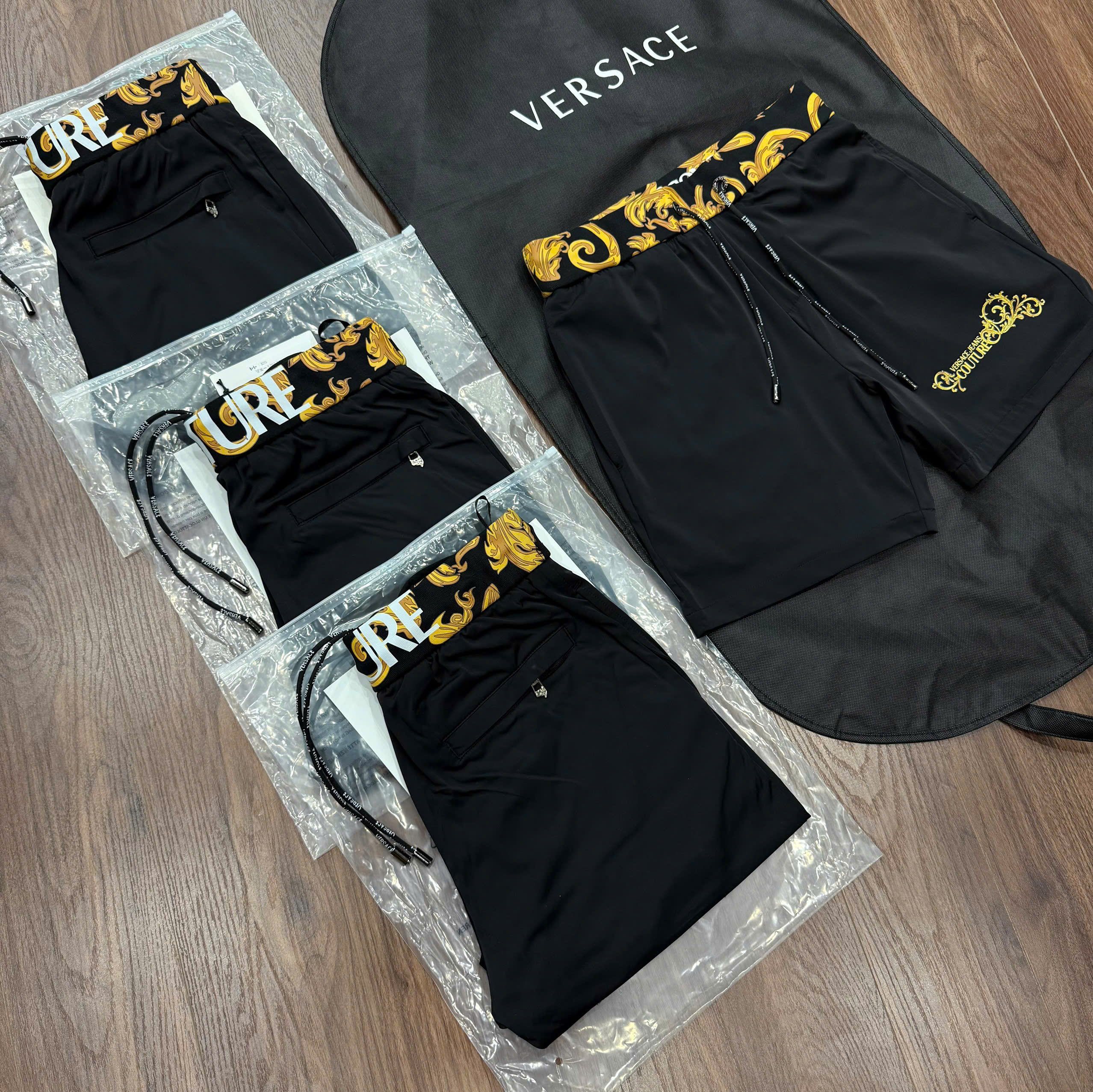 Quần short gió Versace VS logo chữ thêu đùi check cạp họa tiết Like Auth CD