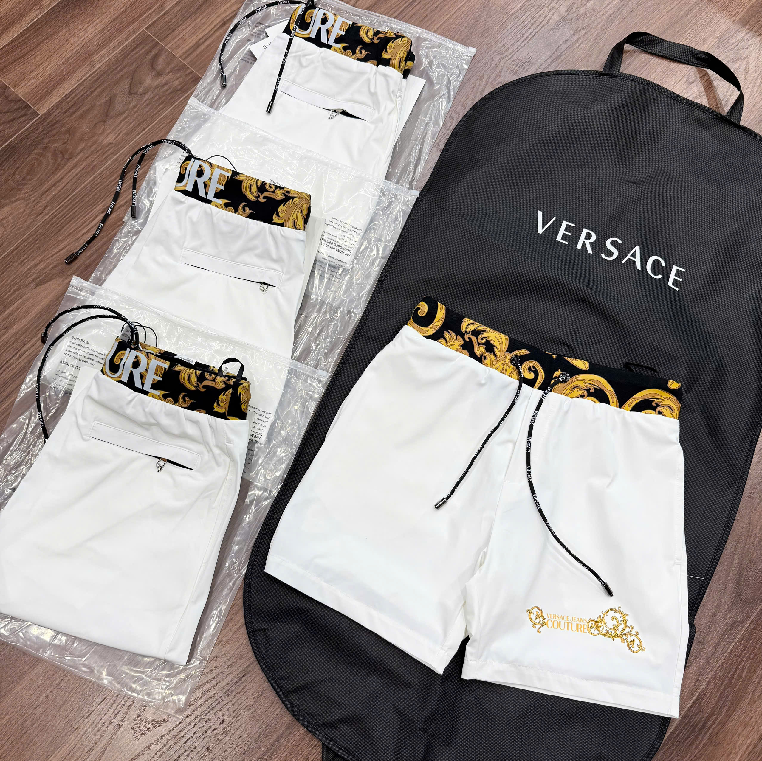 Quần short gió Versace VS logo chữ thêu đùi check cạp họa tiết Like Auth CD