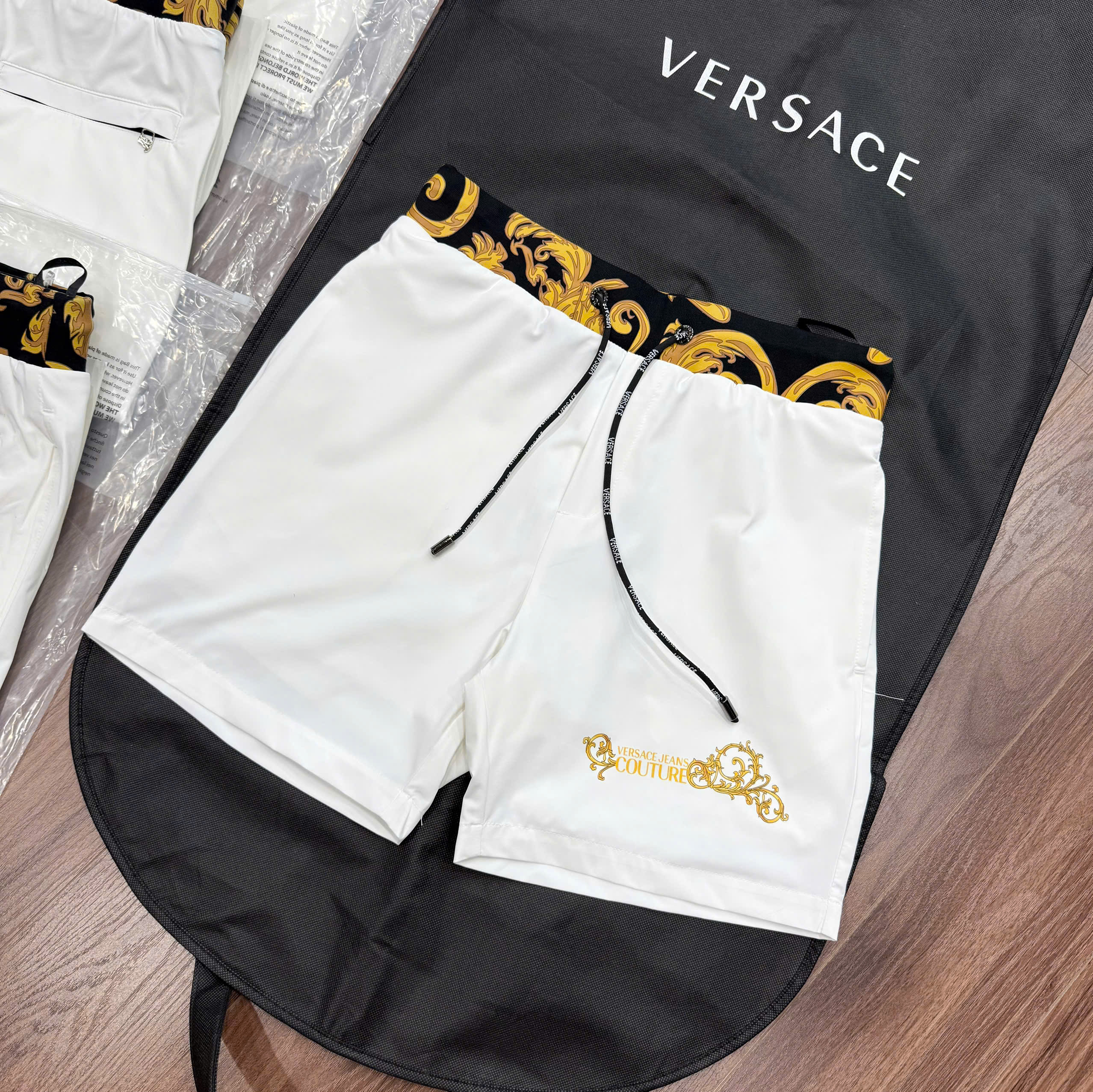 Quần short gió Versace VS logo chữ thêu đùi check cạp họa tiết Like Auth CD