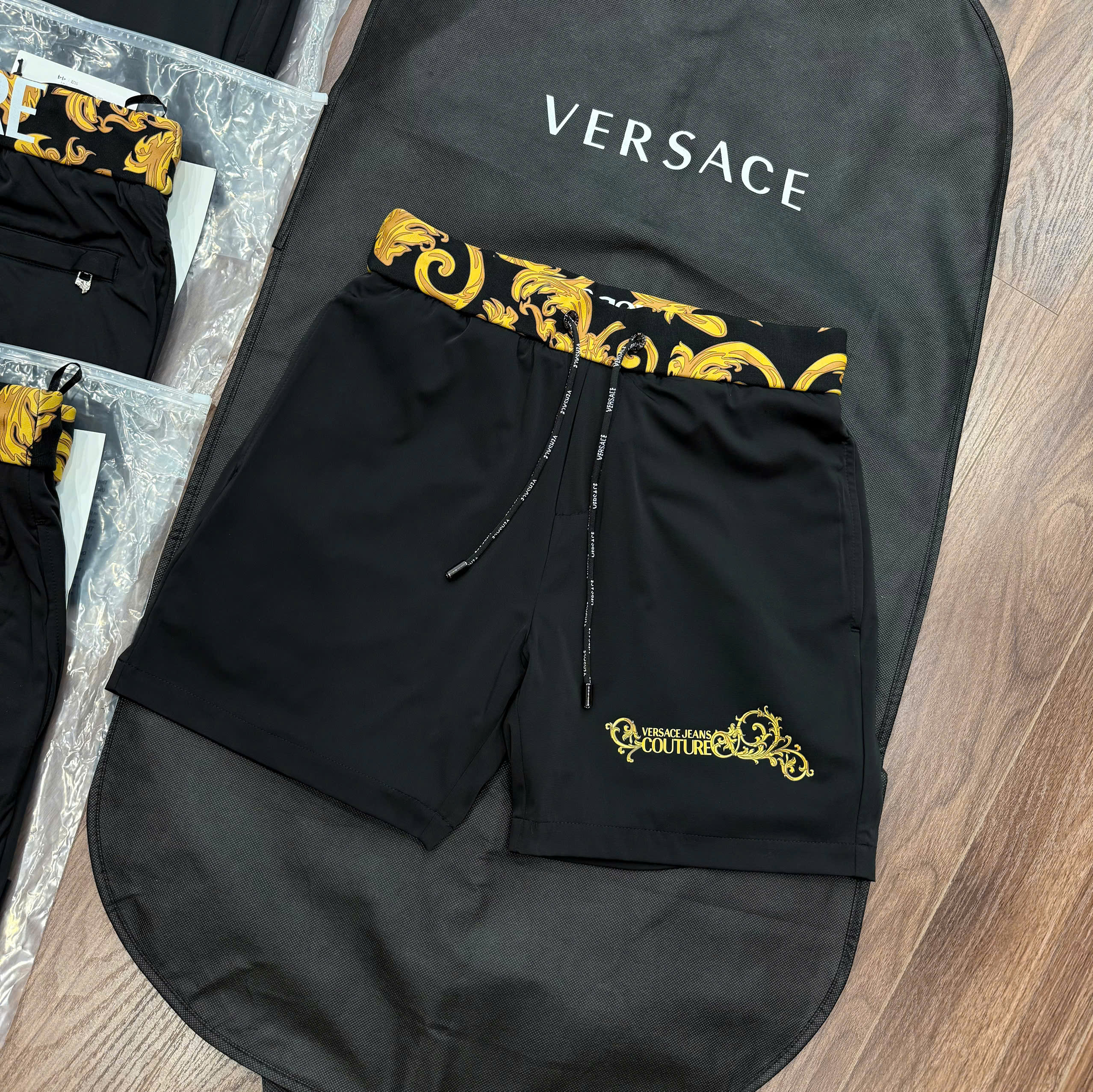 Quần short gió Versace VS logo chữ thêu đùi check cạp họa tiết Like Auth CD