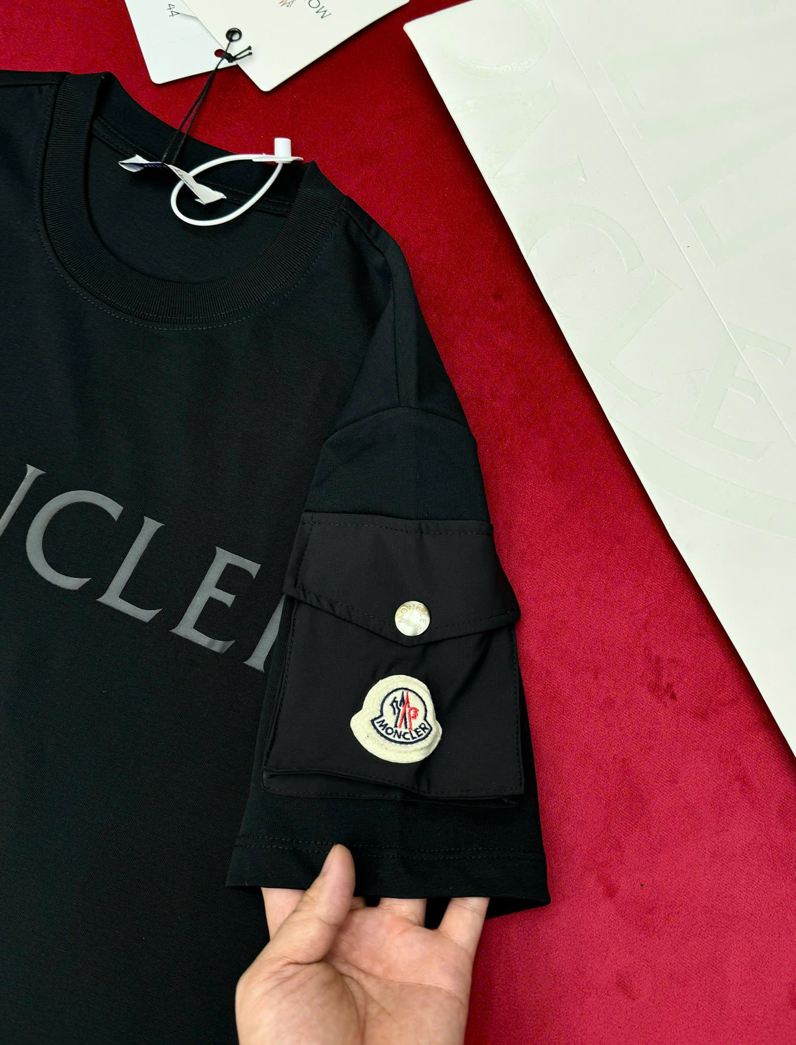 Áo phông T-shirt Moncler M logo chữ ngực phối túi tay Like Auth CD
