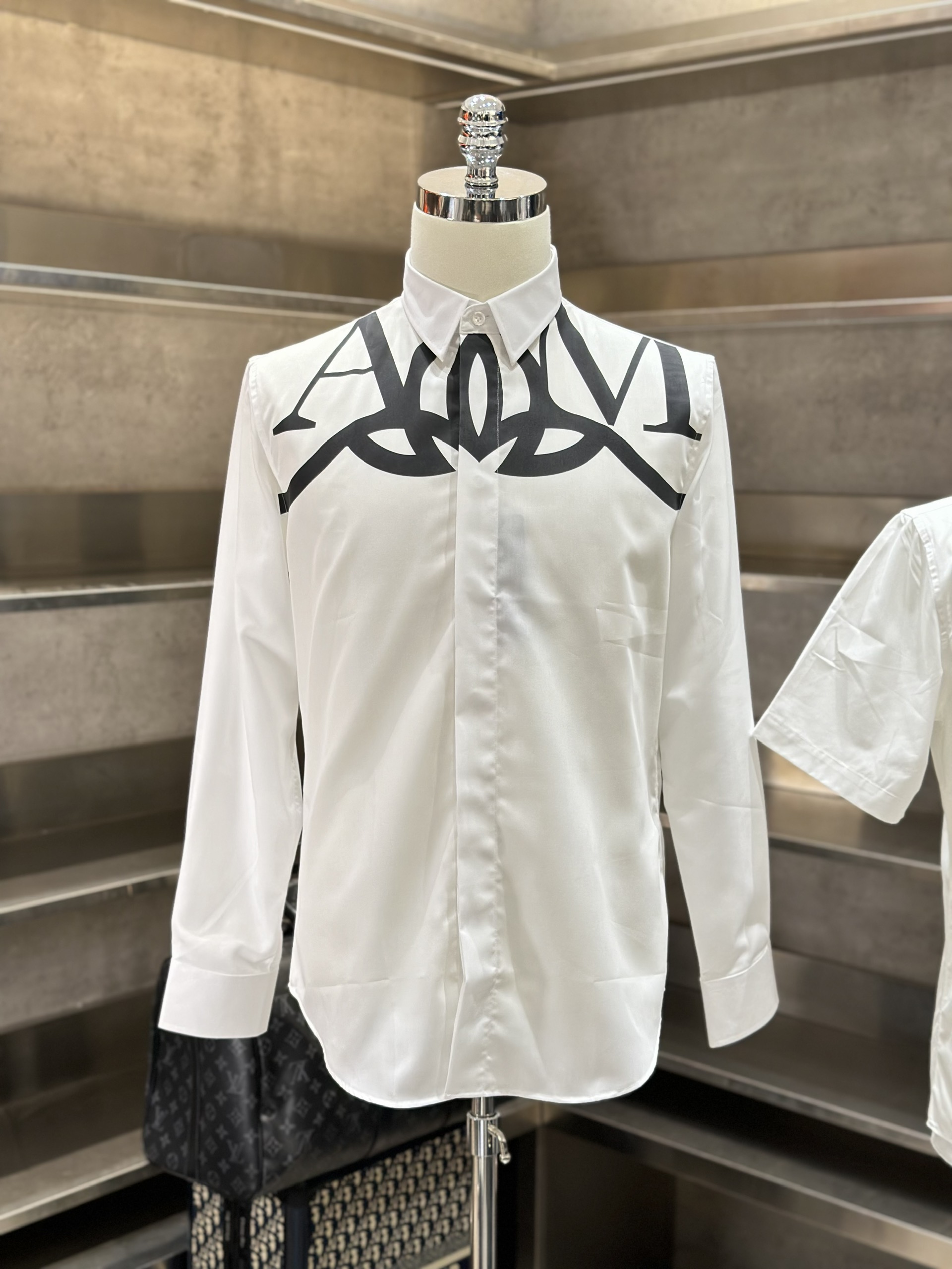 Áo sơ mi dài tay McQueen MCQ Trắng logo chữ AM Đen cổ ngực Like Auth VTN