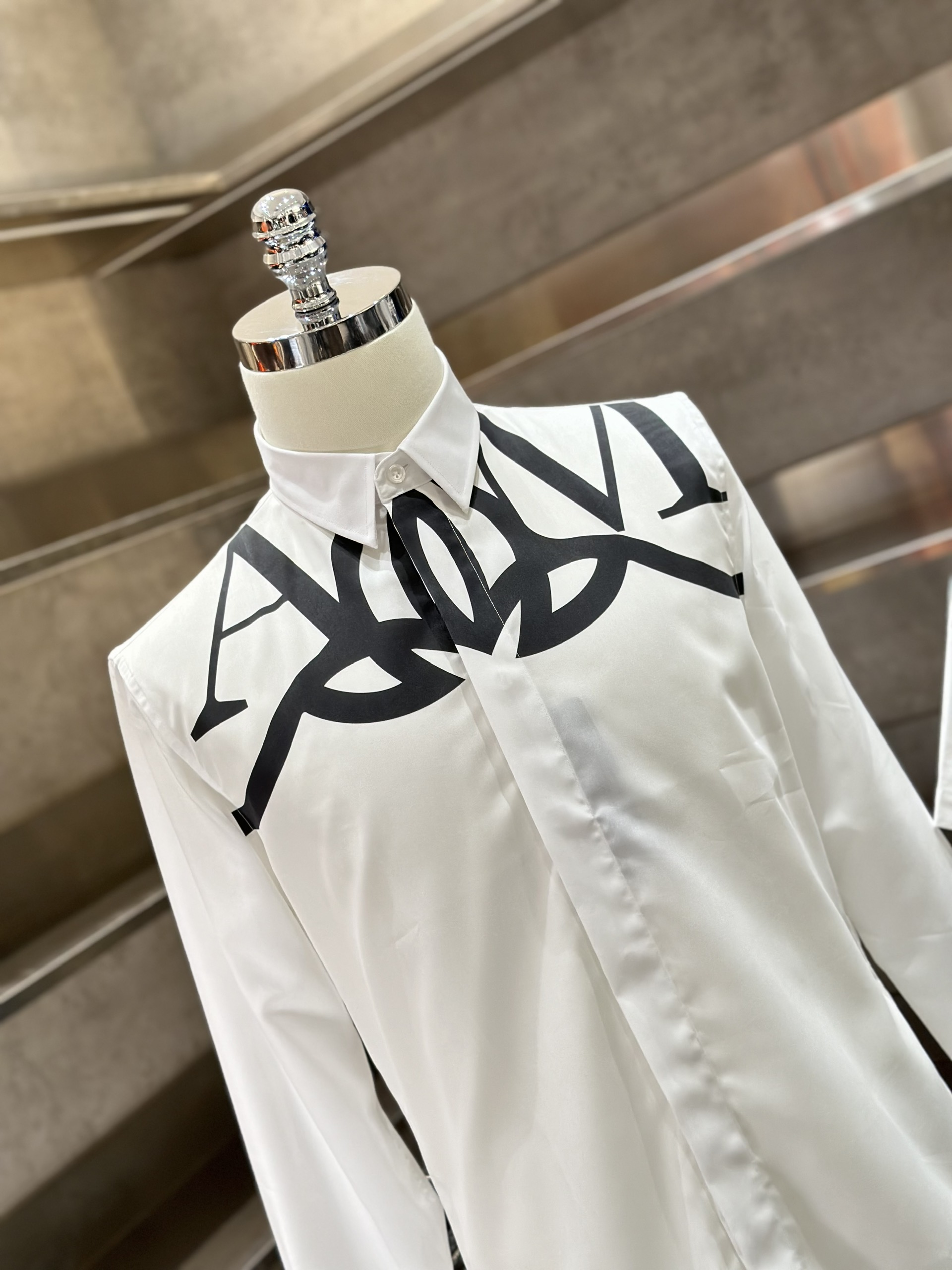 Áo sơ mi dài tay McQueen MCQ Trắng logo chữ AM Đen cổ ngực Like Auth VTN