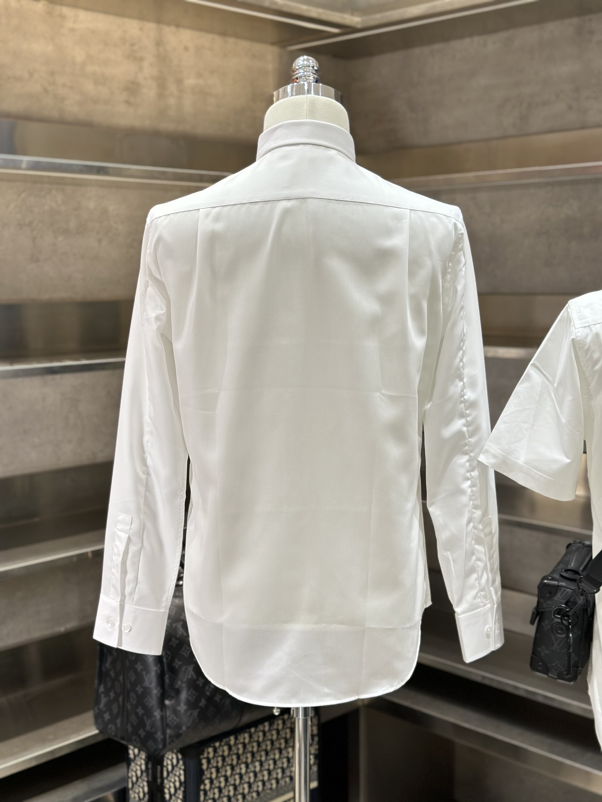 Áo sơ mi dài tay McQueen MCQ Trắng logo chữ AM Đen cổ ngực Like Auth VTN
