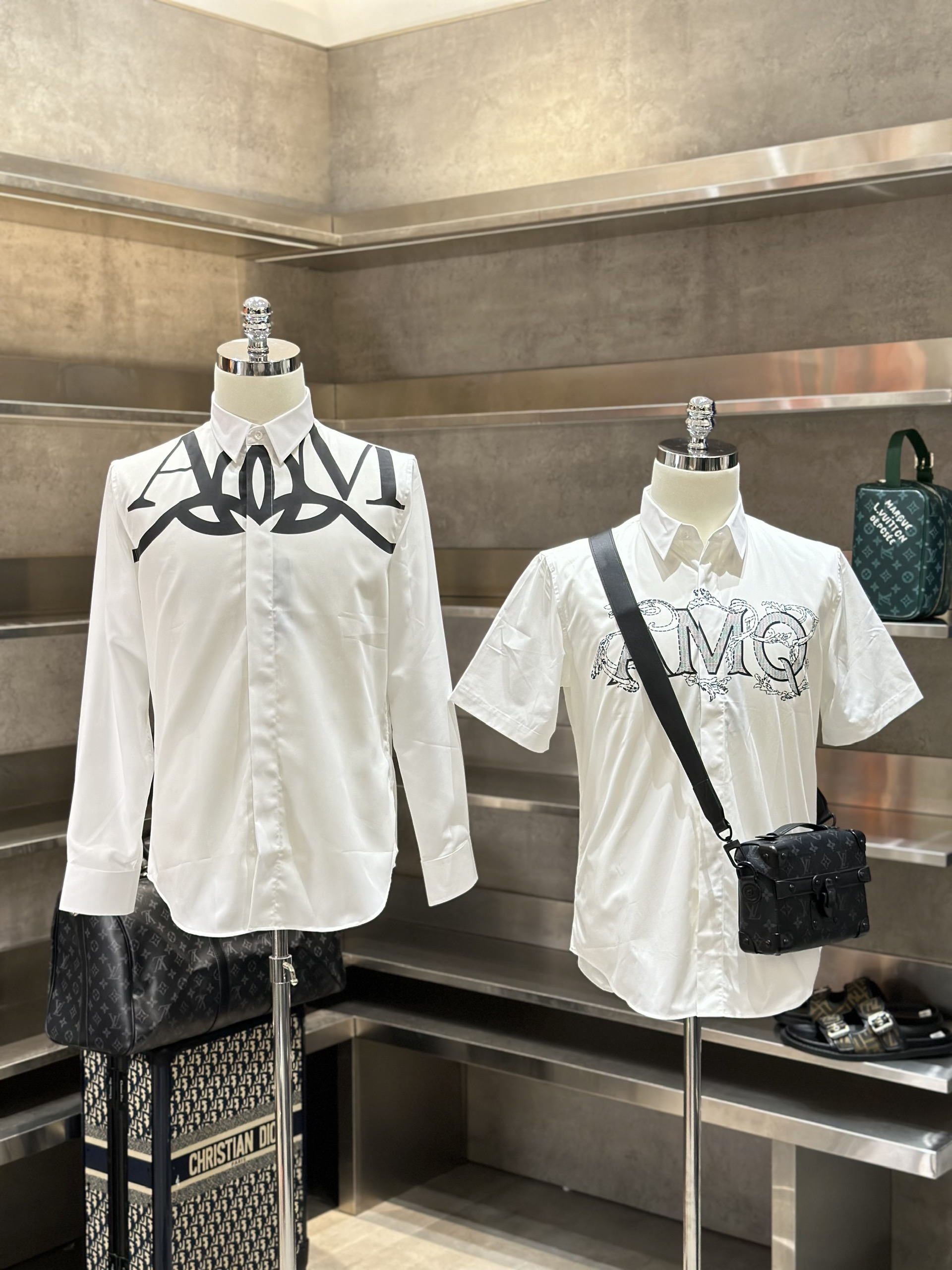 Áo sơ mi dài tay McQueen MCQ Trắng logo chữ AM Đen cổ ngực Like Auth VTN