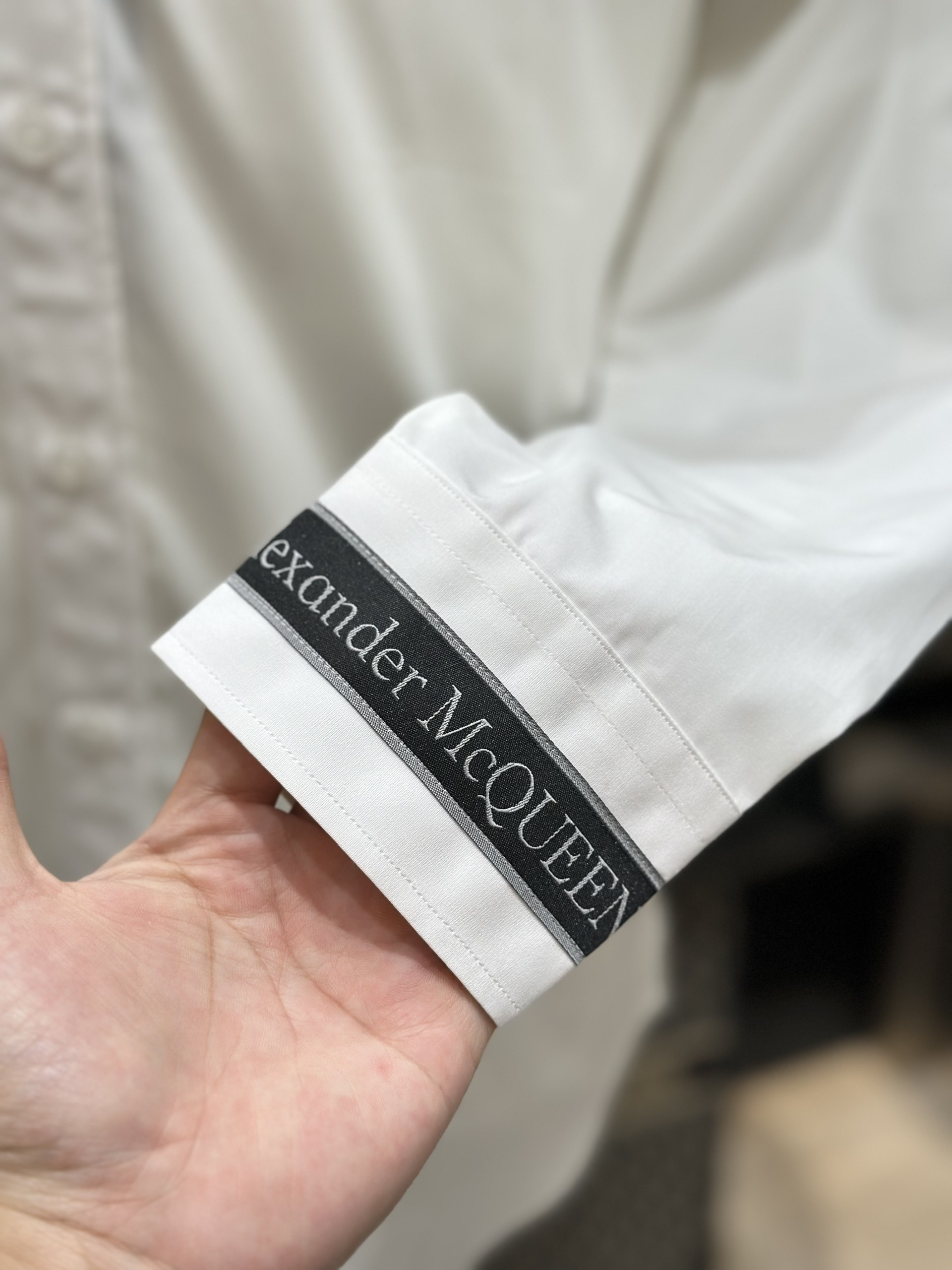 Áo sơ mi dài tay McQueen MCQ Trắng phối kẻ Đen tay Like Auth VTN