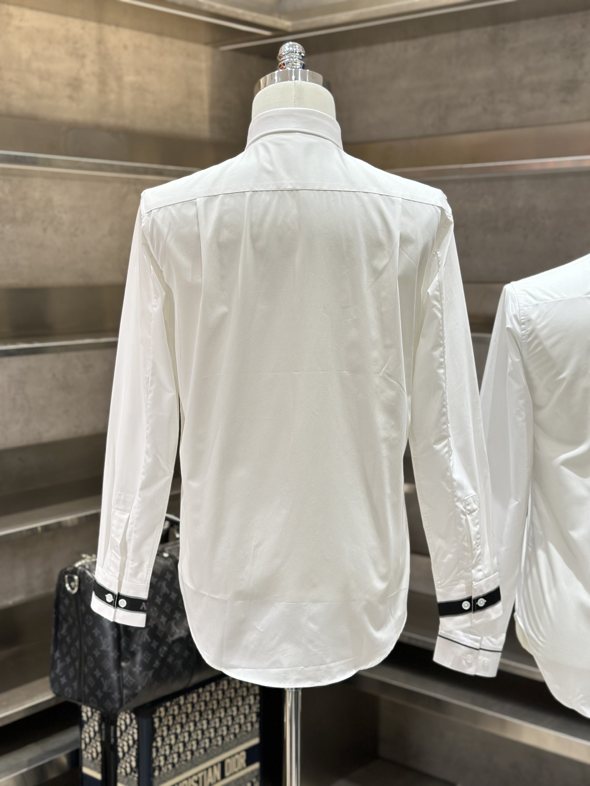 Áo sơ mi dài tay McQueen MCQ Trắng phối kẻ Đen tay Like Auth VTN