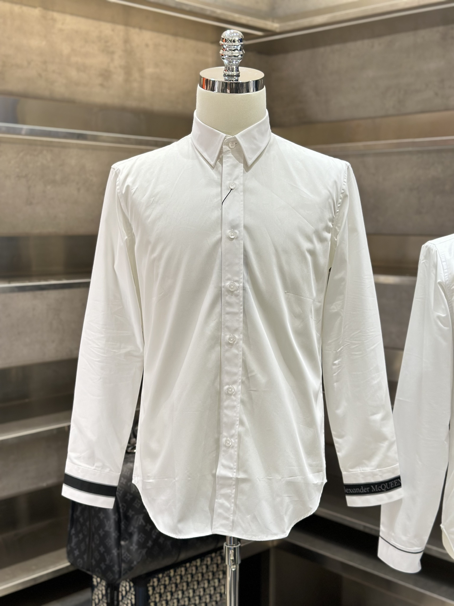 Áo sơ mi dài tay McQueen MCQ Trắng phối kẻ Đen tay Like Auth VTN