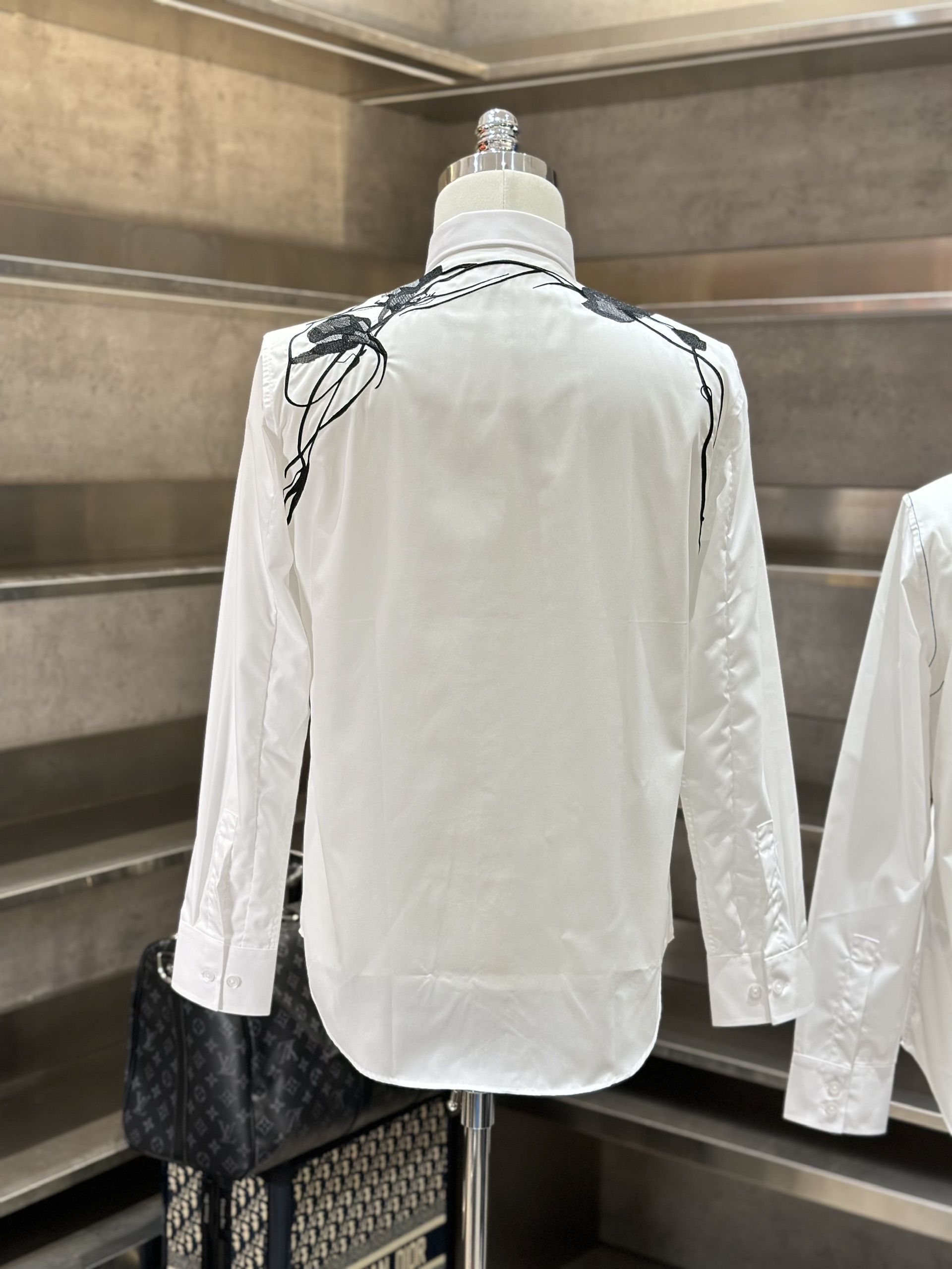Áo sơ mi dài tay McQueen MCQ Trắng phối hoa hồng Đen thêu vai Like Auth VTN