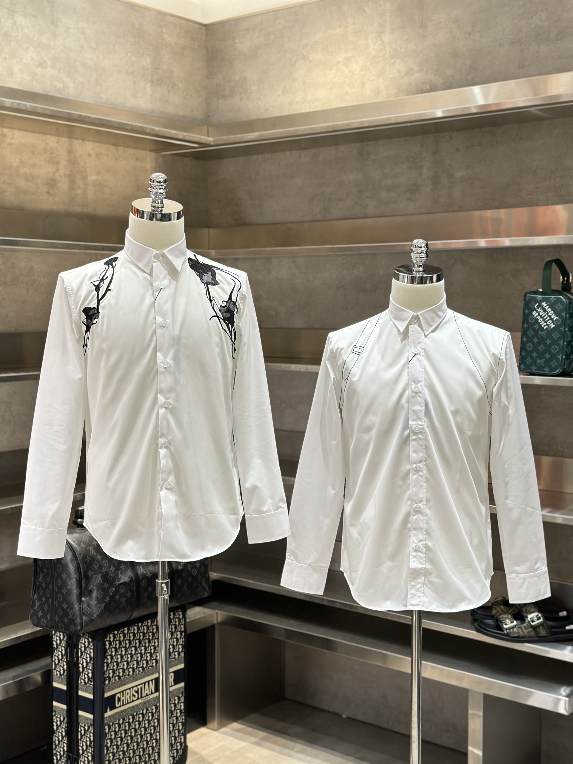 Áo sơ mi dài tay McQueen MCQ Trắng phối hoa hồng Đen thêu vai Like Auth VTN