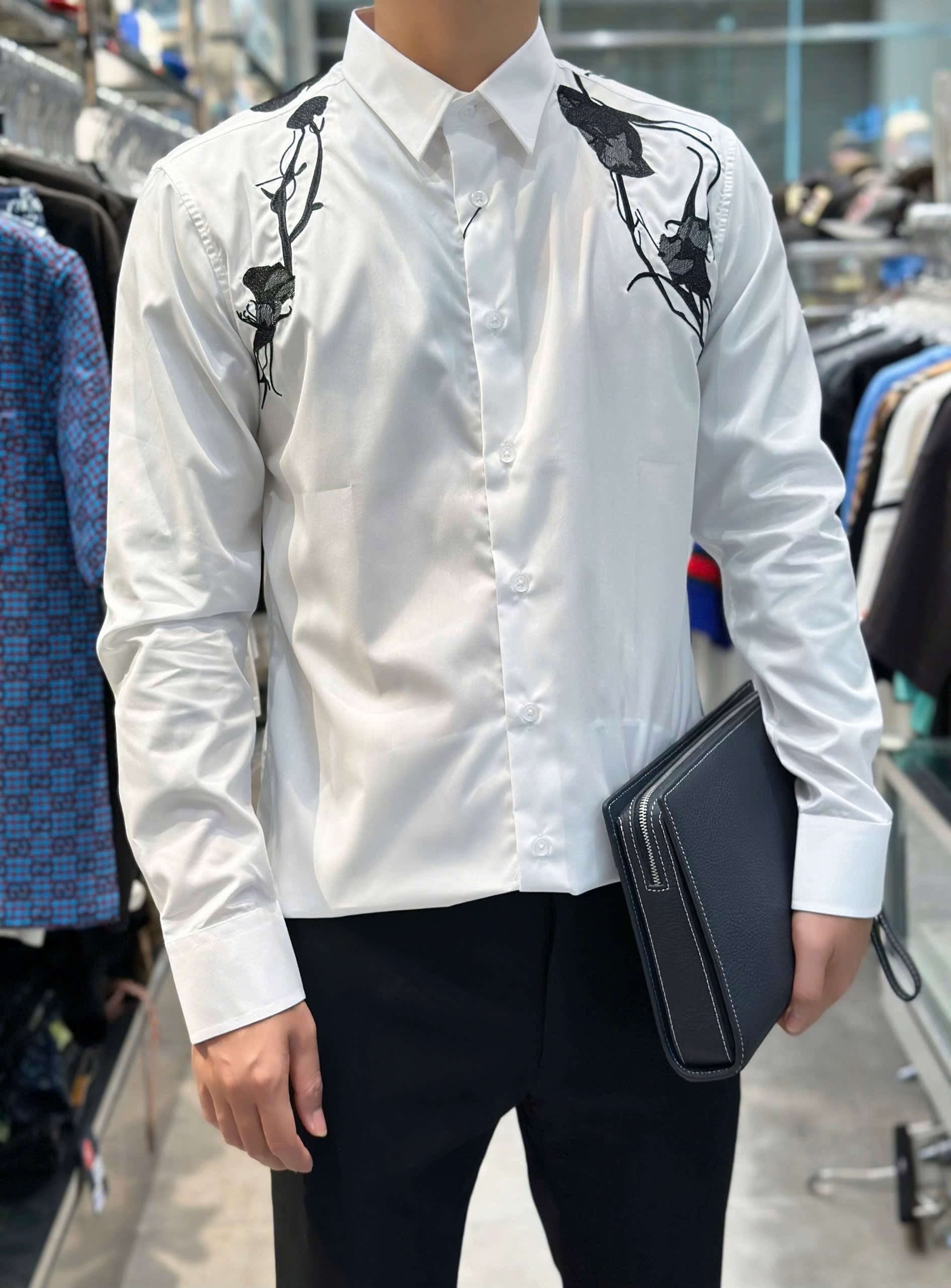 Áo sơ mi dài tay McQueen MCQ Trắng phối hoa hồng Đen thêu vai Like Auth VTN