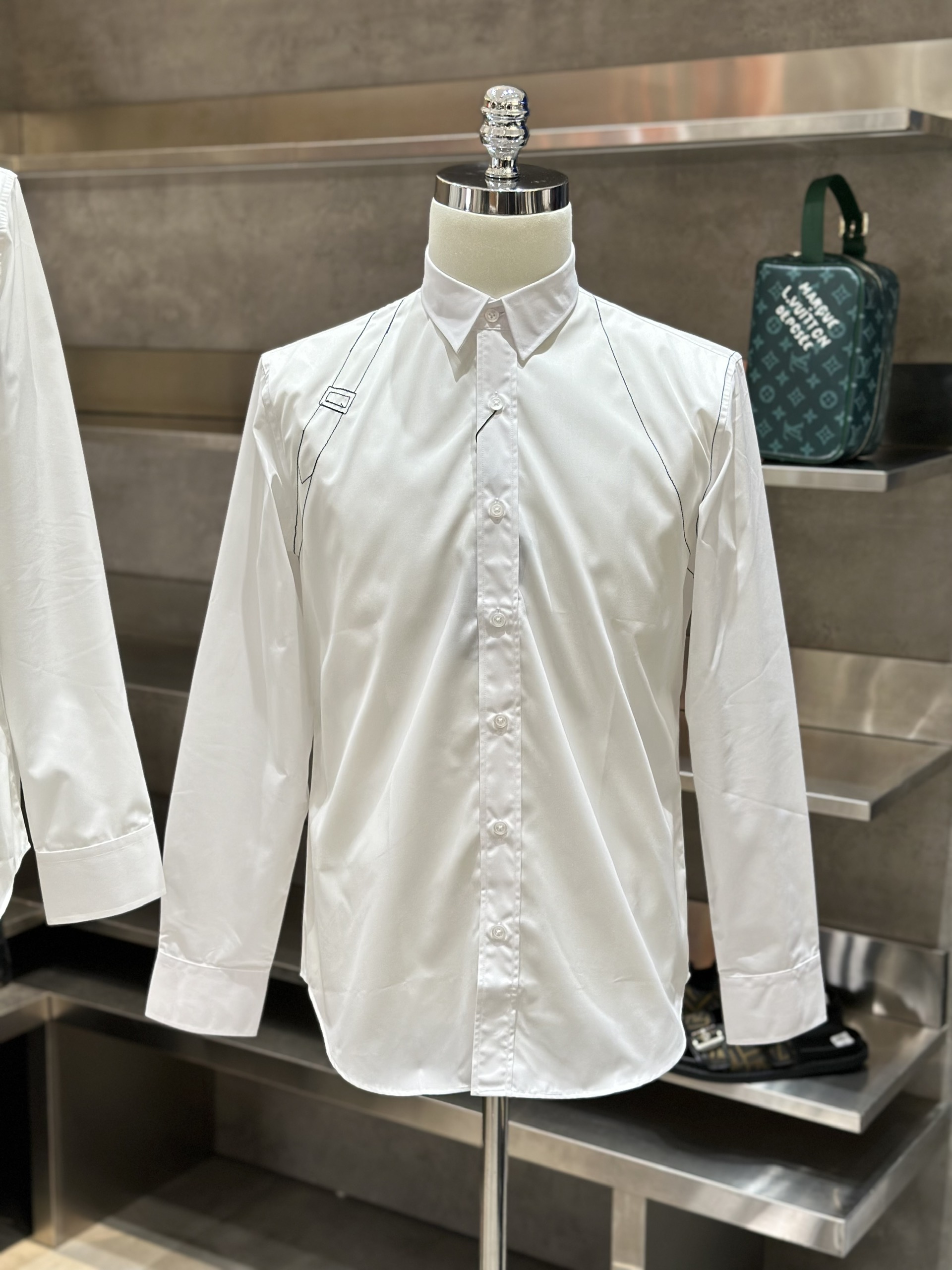 Áo sơ mi dài tay McQueen MCQ Trắng phối vạt chỉ  Đen thêu vai Like Auth VTN