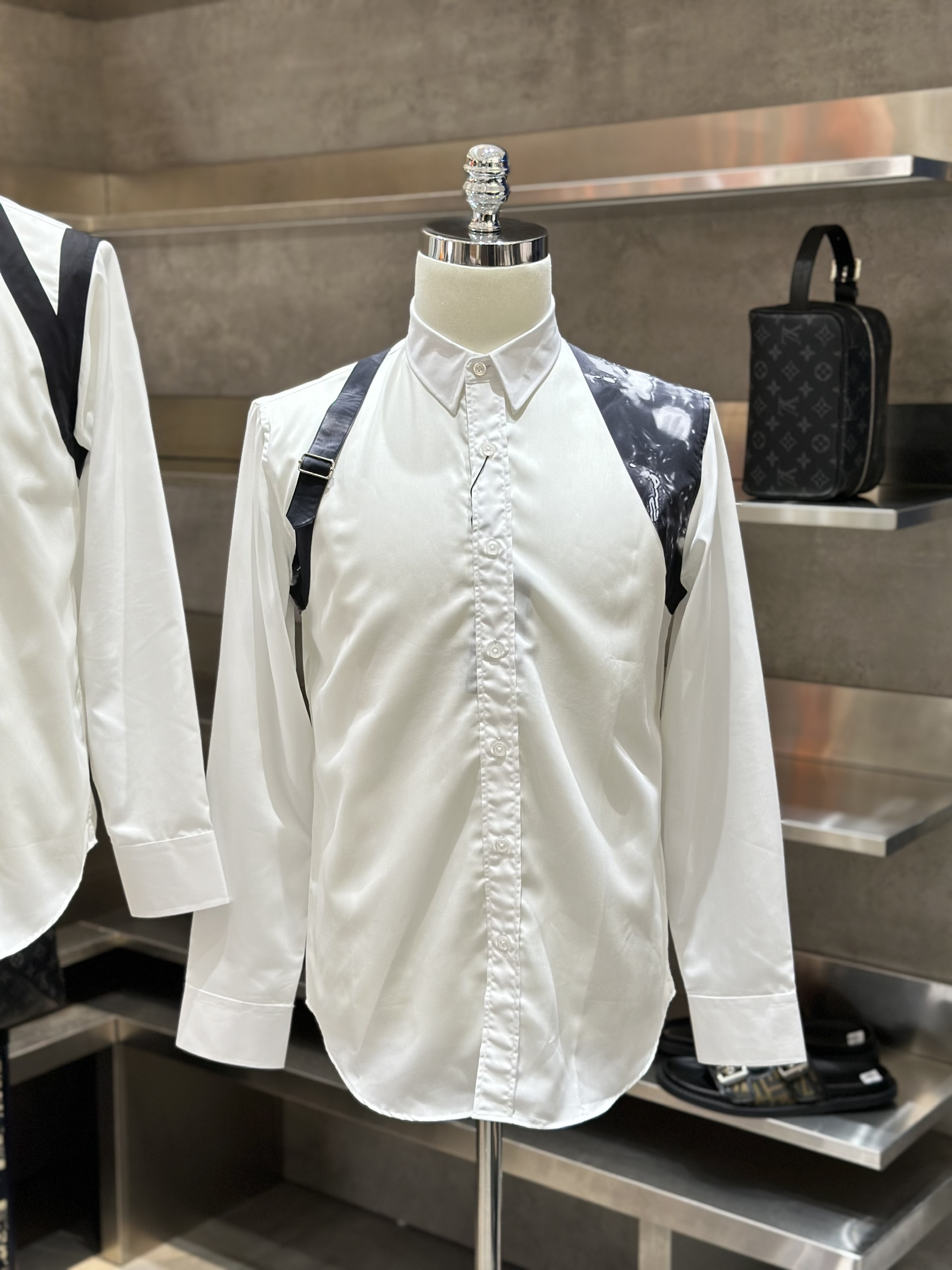 Áo sơ mi dài tay McQueen MCQ Trắng phối vạt Đen loang cài vai Like Auth VTN