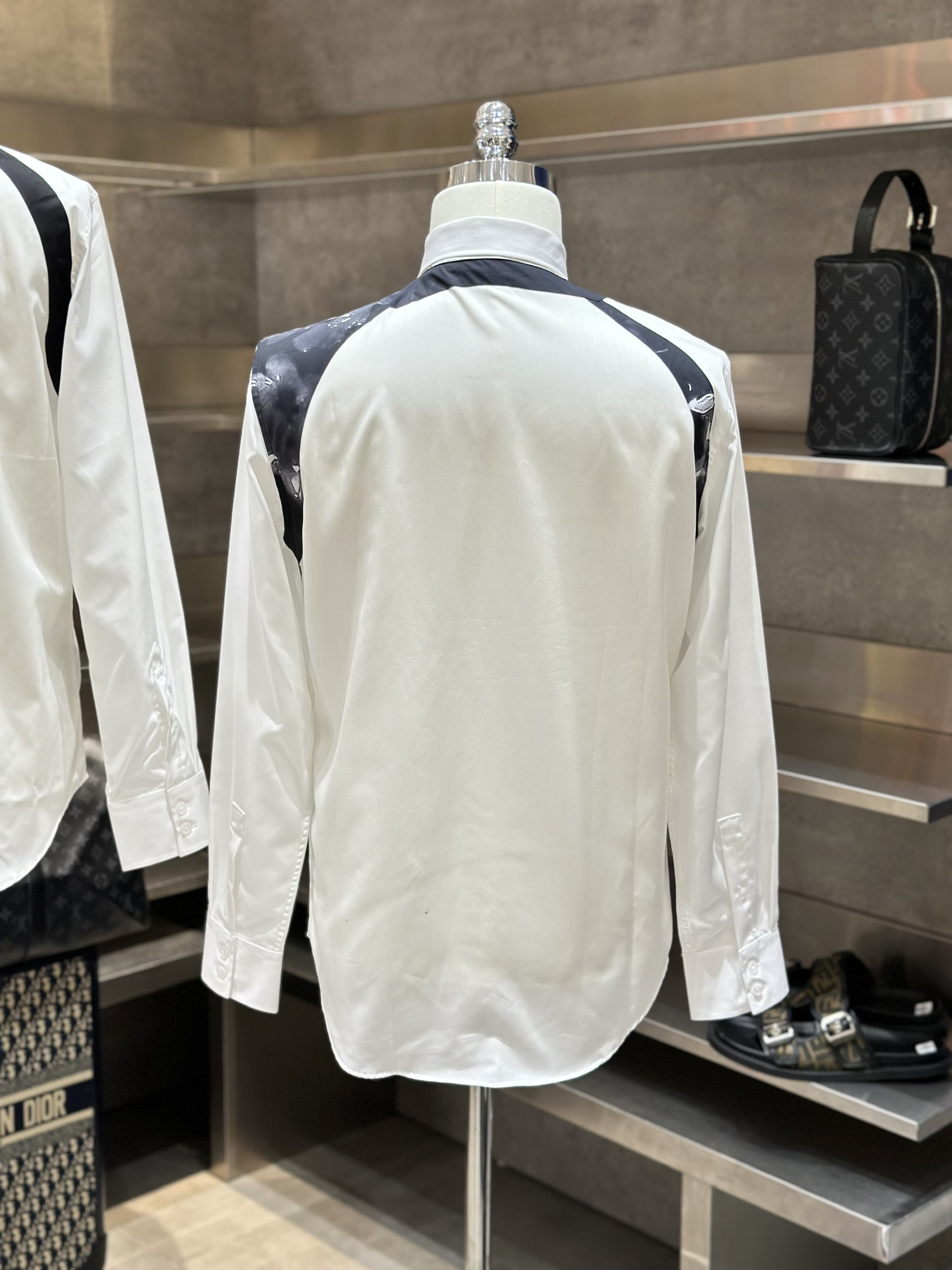 Áo sơ mi dài tay McQueen MCQ Trắng phối vạt Đen loang cài vai Like Auth VTN