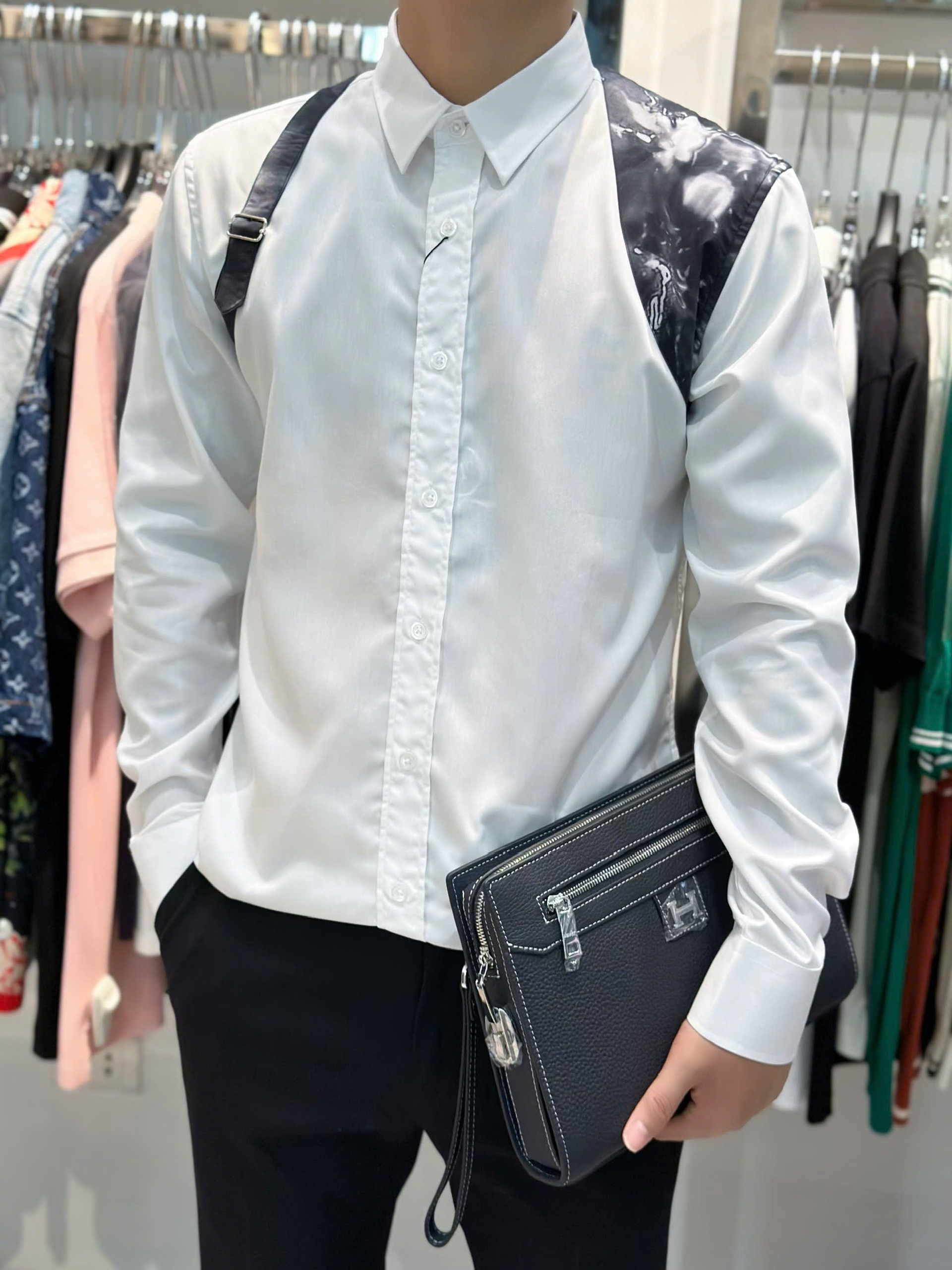 Áo sơ mi dài tay McQueen MCQ Trắng phối vạt Đen loang cài vai Like Auth VTN