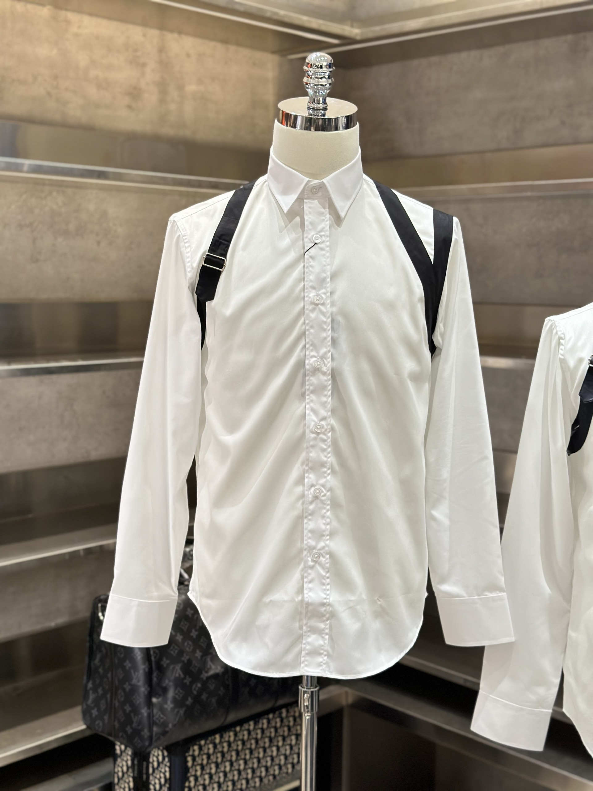 Áo sơ mi dài tay McQueen MCQ Trắng phối vạt kẻ Đen cài vai Like Auth VTN