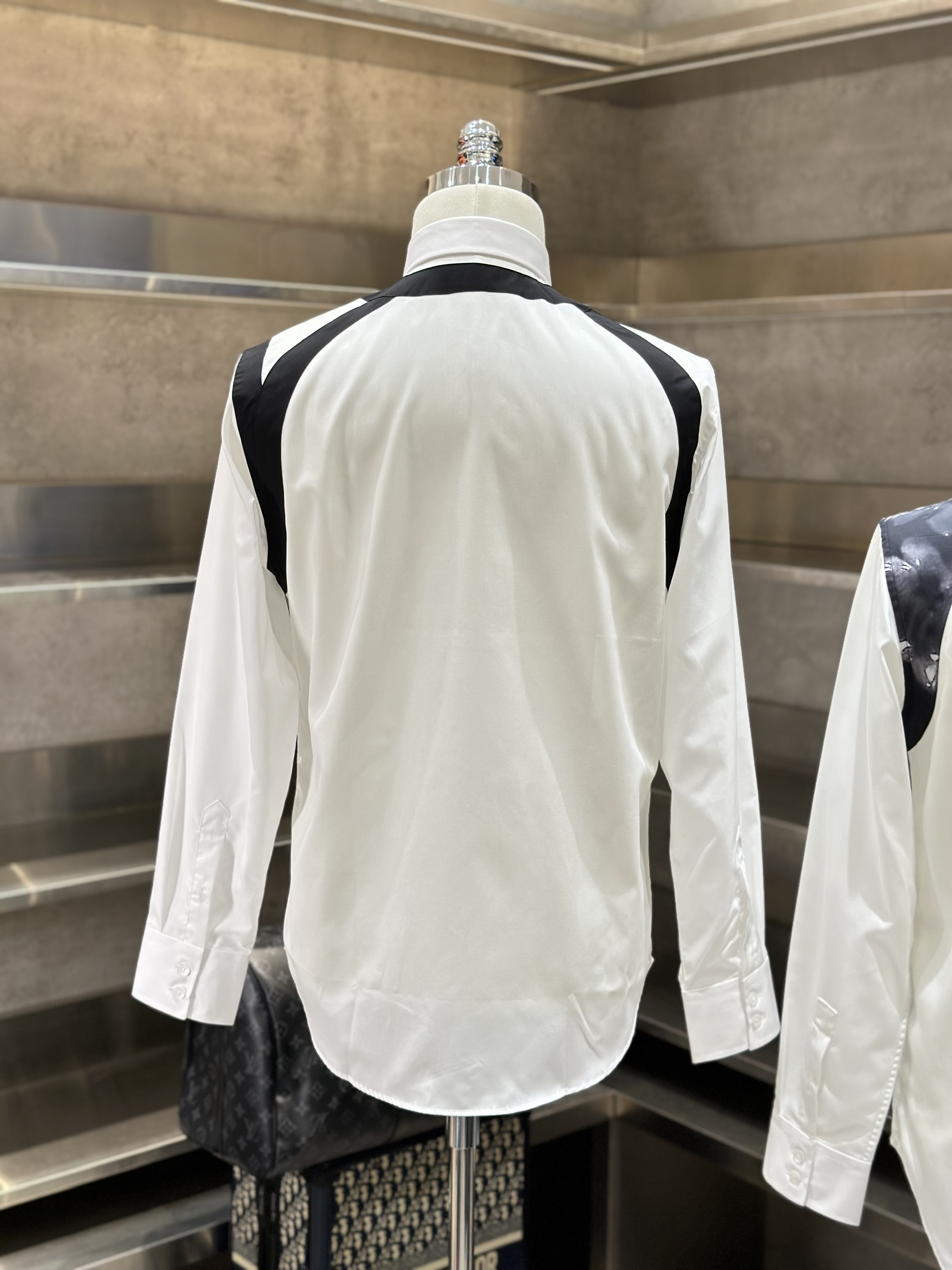 Áo sơ mi dài tay McQueen MCQ Trắng phối vạt kẻ Đen cài vai Like Auth VTN