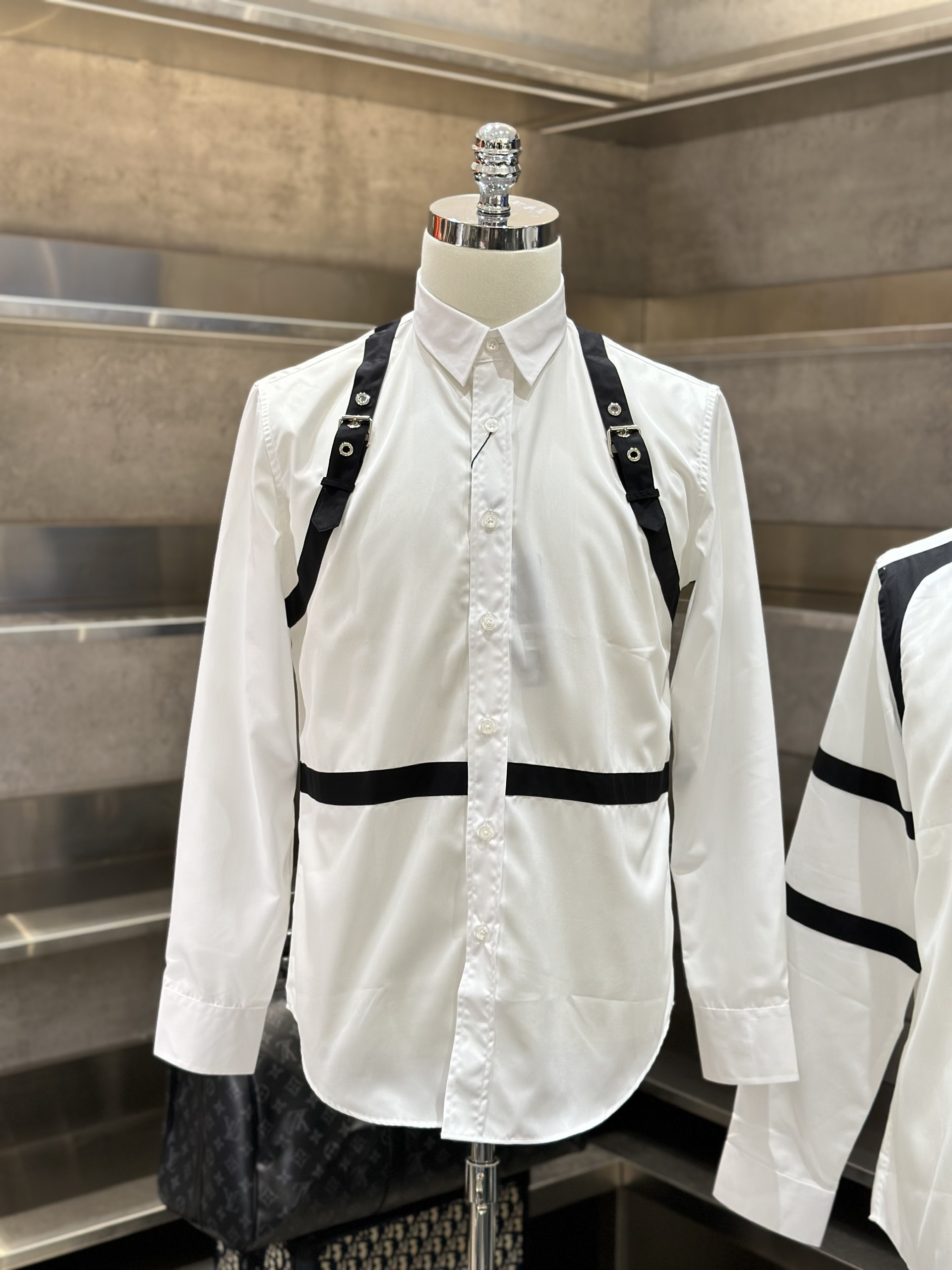 Áo sơ mi dài tay McQueen MCQ Trắng phối vạt kẻ Đen Like AuthVTN