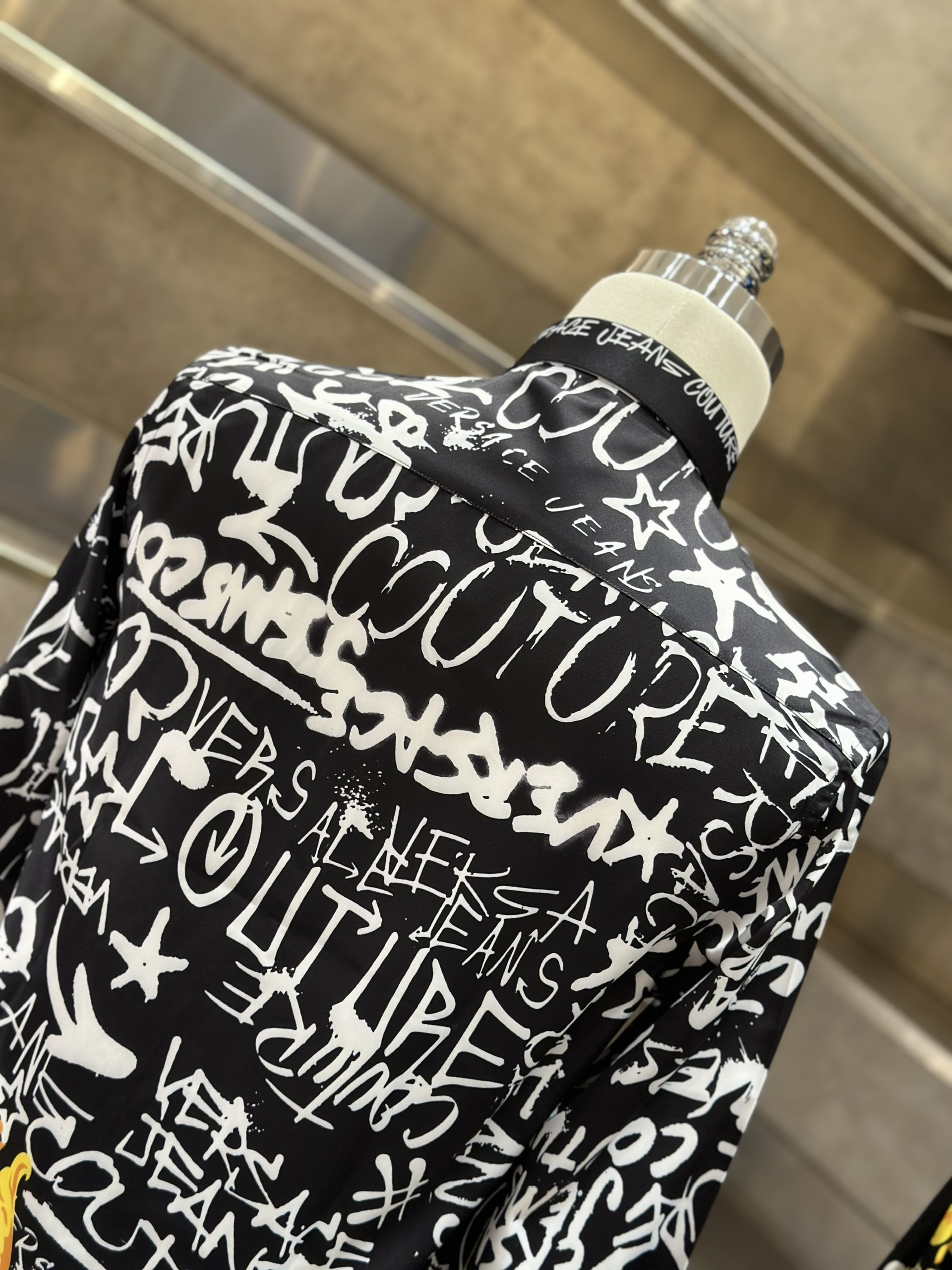 Áo sơ mi dài tay Versace Đen họa tiết chữ Trắng hoa văn Vàng quý tộc Like Auth VTN