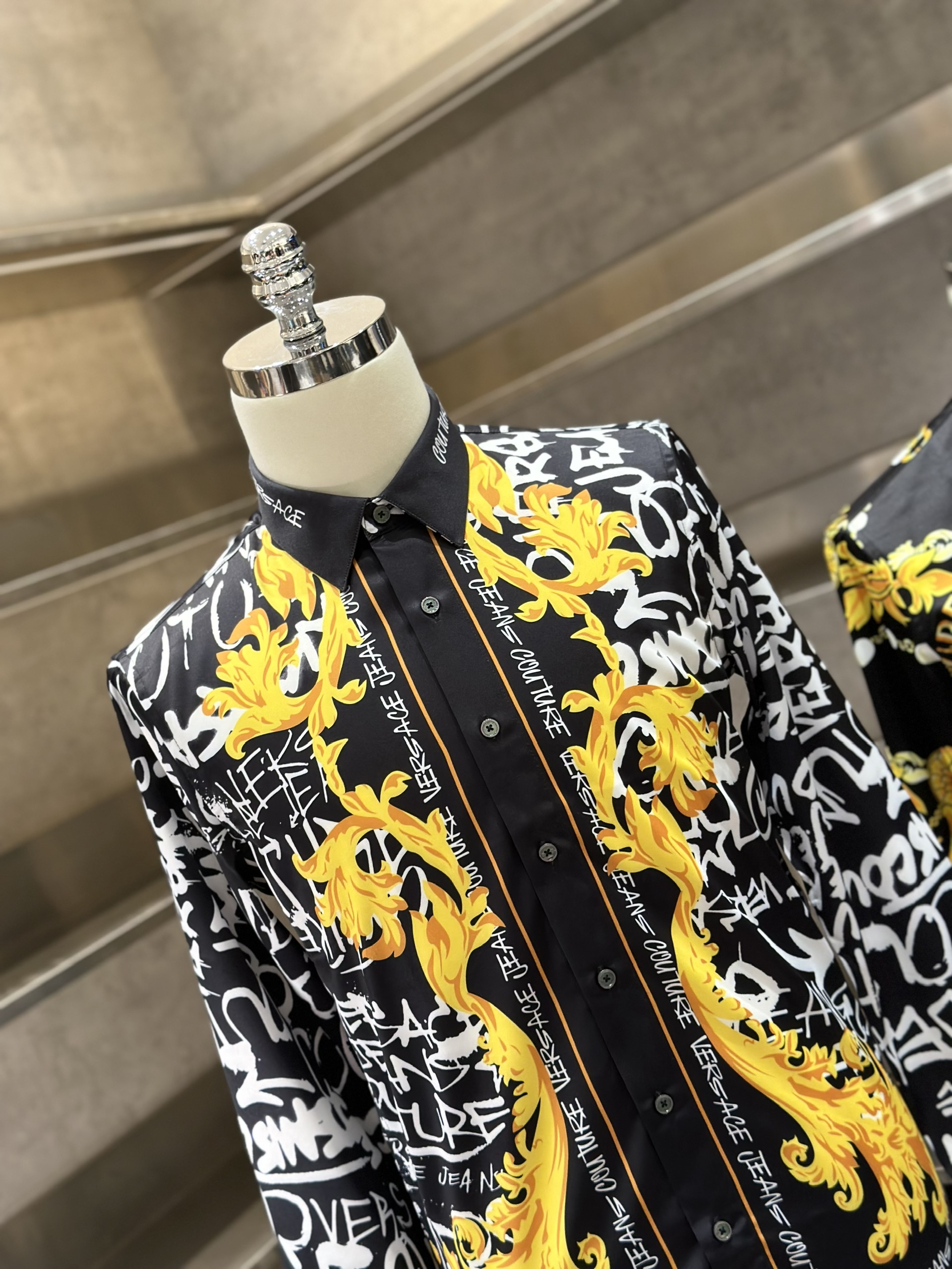 Áo sơ mi dài tay Versace Đen họa tiết chữ Trắng hoa văn Vàng quý tộc Like Auth VTN