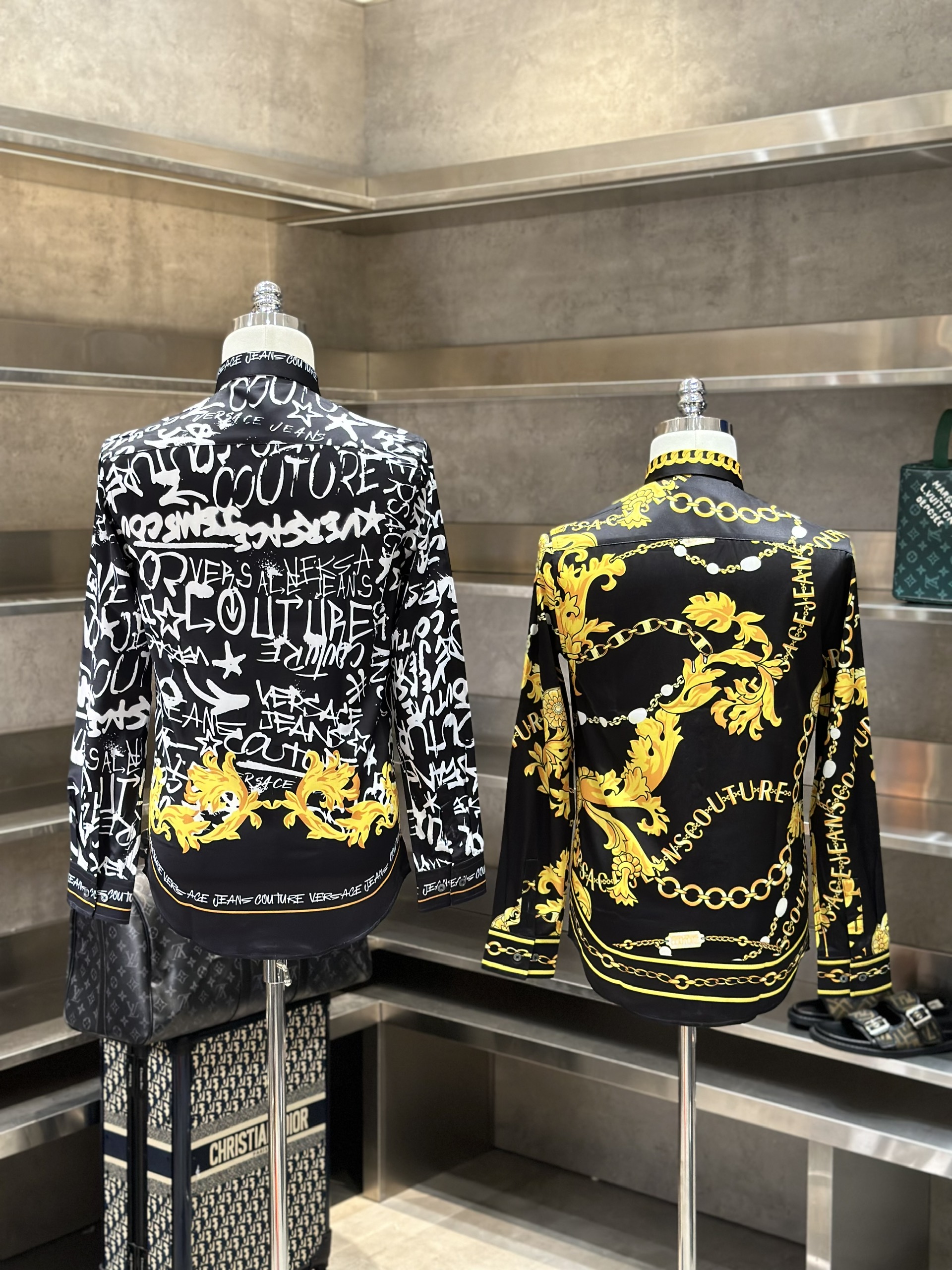 Áo sơ mi dài tay Versace Đen họa tiết chữ Trắng hoa văn Vàng quý tộc Like Auth VTN