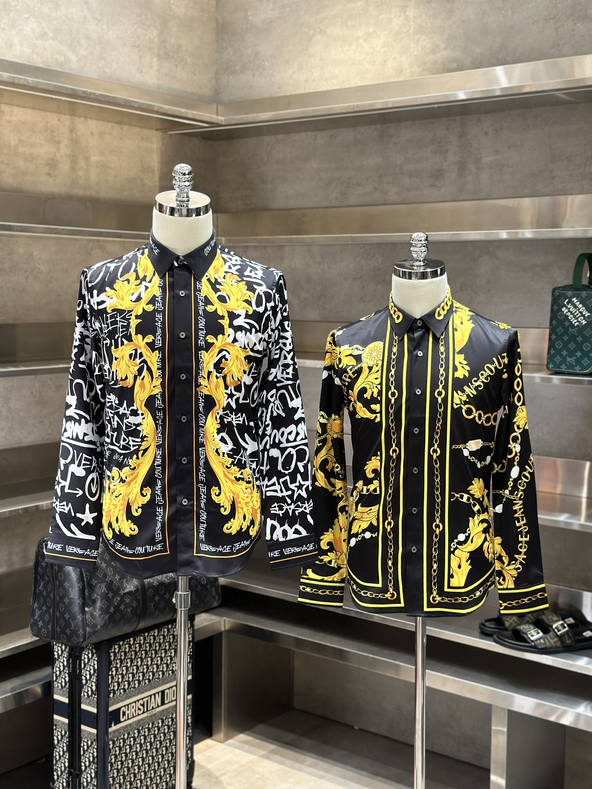 Áo sơ mi dài tay Versace Đen họa tiết chữ Trắng hoa văn Vàng quý tộc Like Auth VTN