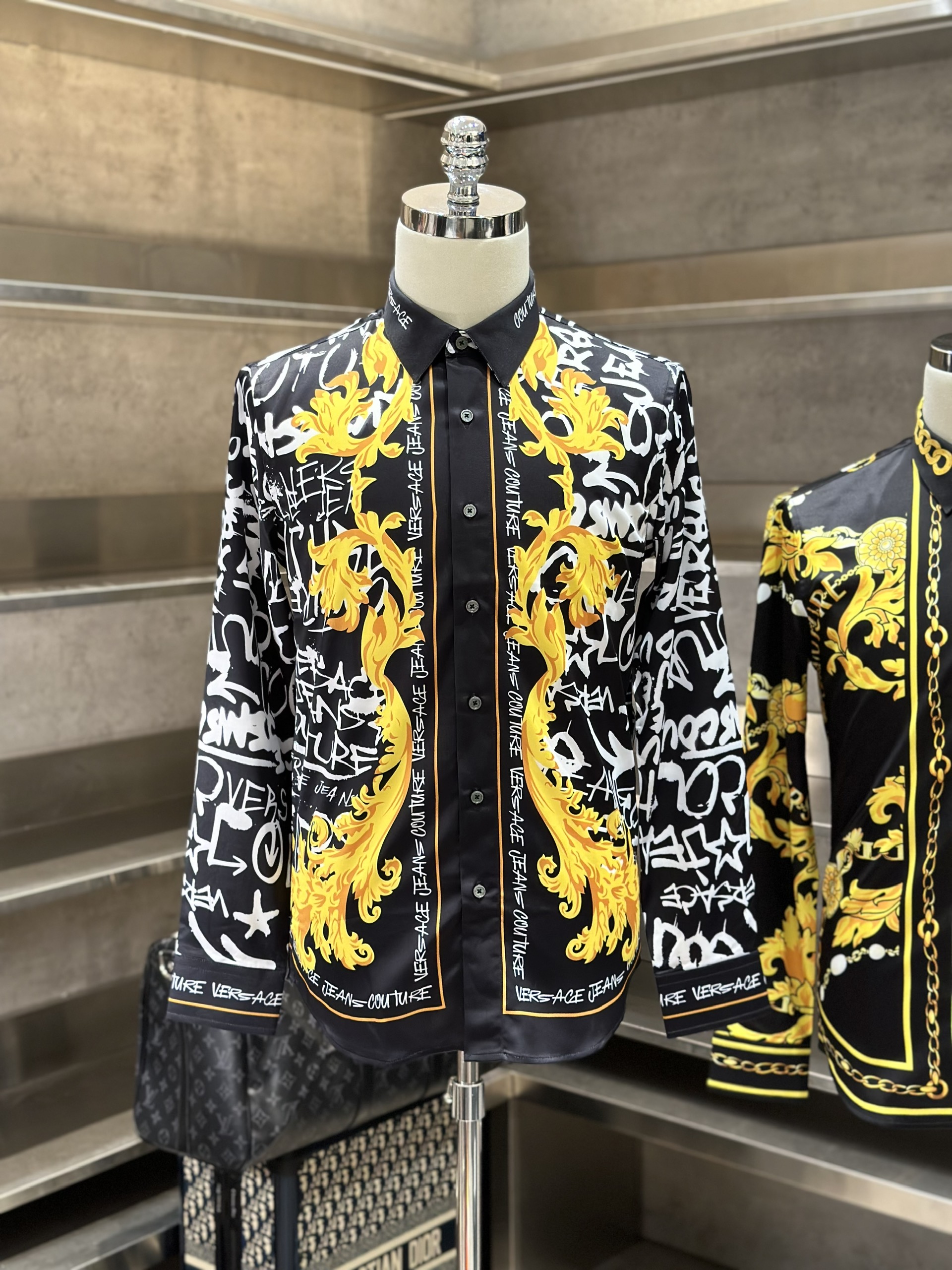 Áo sơ mi dài tay Versace Đen họa tiết chữ Trắng hoa văn Vàng quý tộc Like Auth VTN