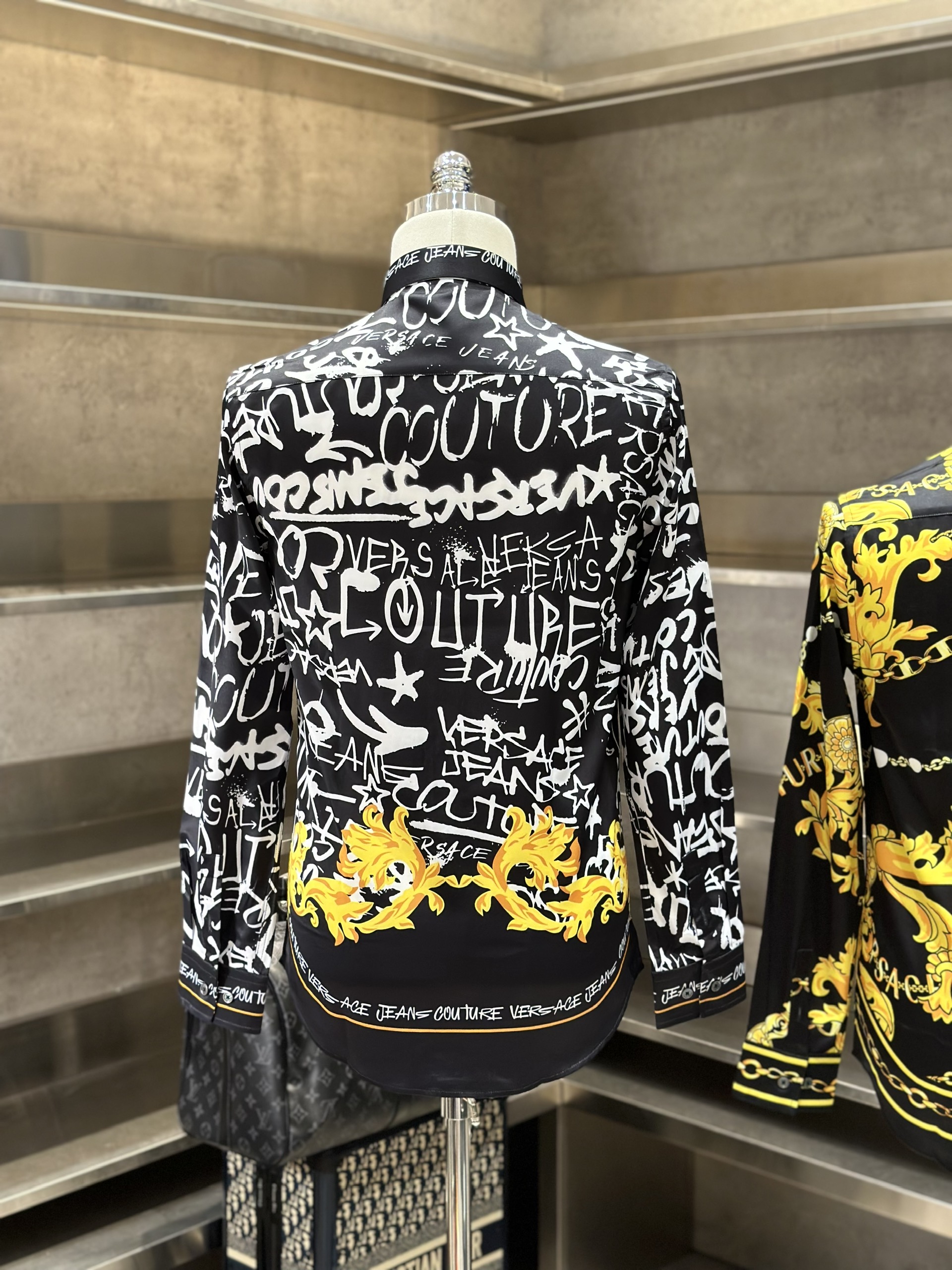 Áo sơ mi dài tay Versace Đen họa tiết chữ Trắng hoa văn Vàng quý tộc Like Auth VTN