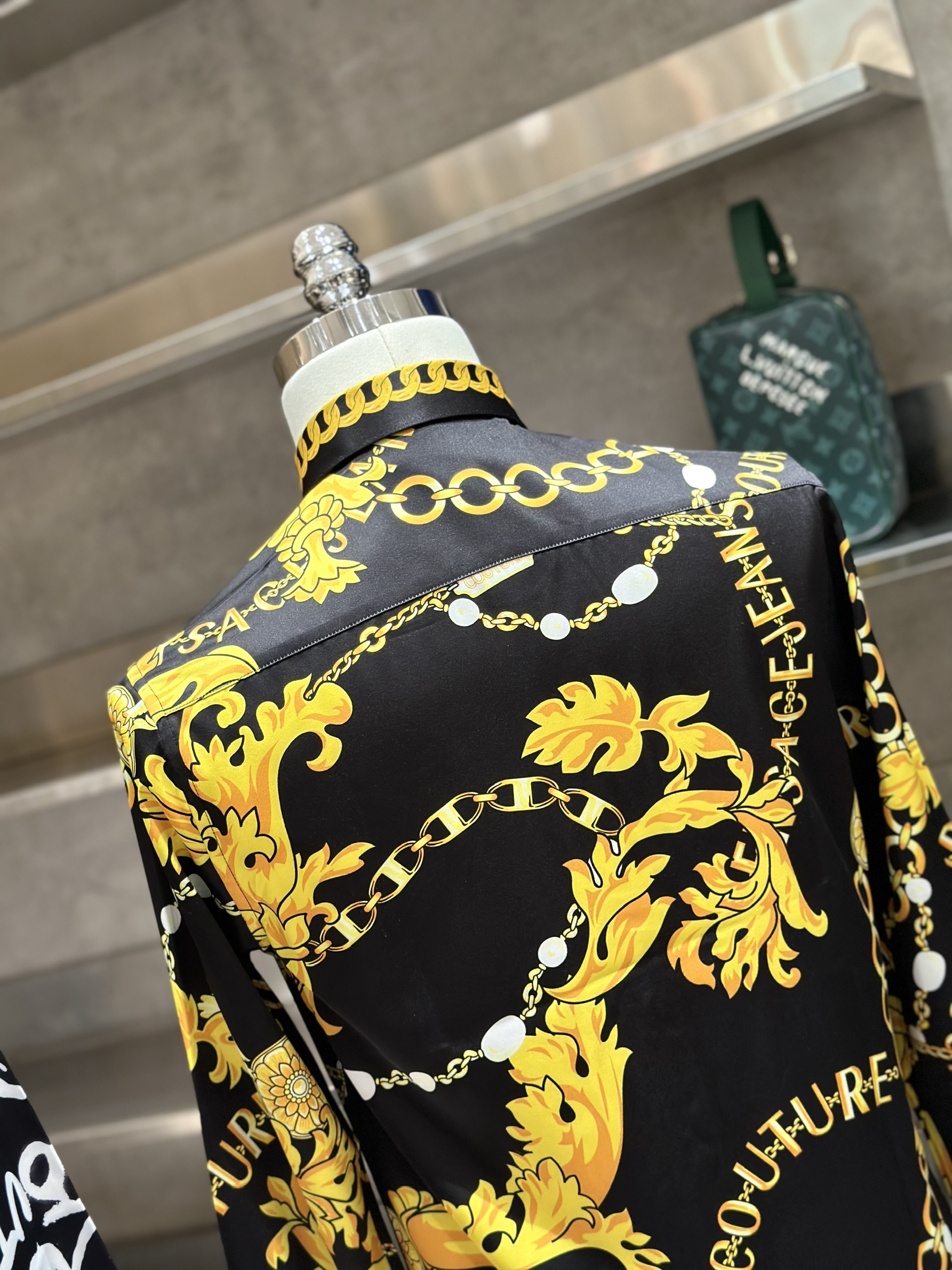 Áo sơ mi dài tay Versace VS Đen họa tiết hoa văn Vàng kẻ sọc Like Auth VTN