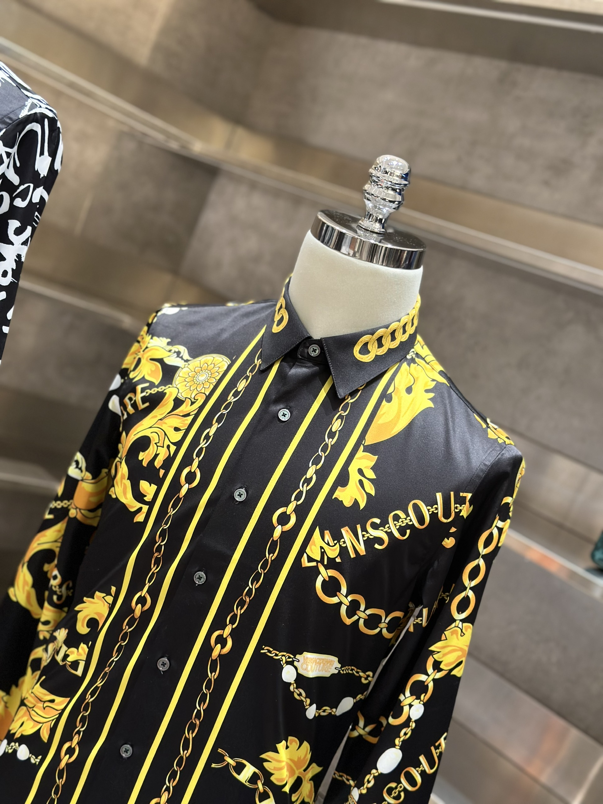 Áo sơ mi dài tay Versace VS Đen họa tiết hoa văn Vàng kẻ sọc Like Auth VTN