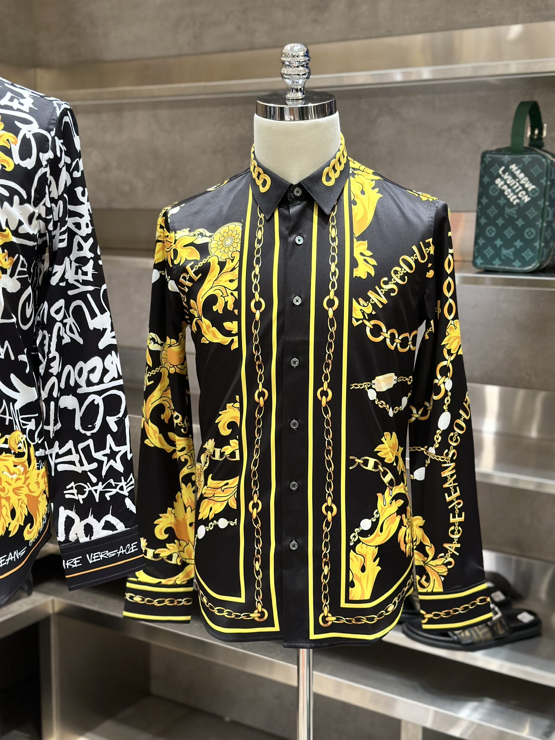 Áo sơ mi dài tay Versace VS Đen họa tiết hoa văn Vàng kẻ sọc Like Auth VTN