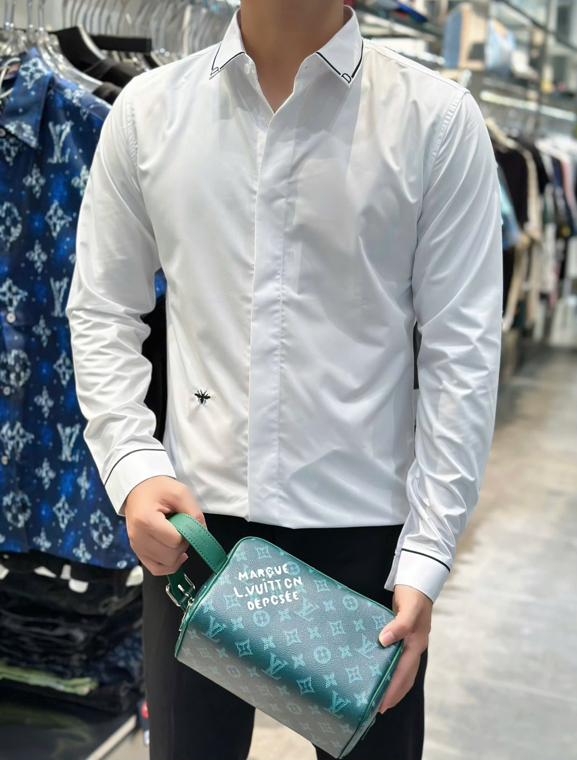 Áo sơ mi dài tay Dior CD Trắng logo Ong thêu bụng phối kẻ Đen tay Like Auth VTN