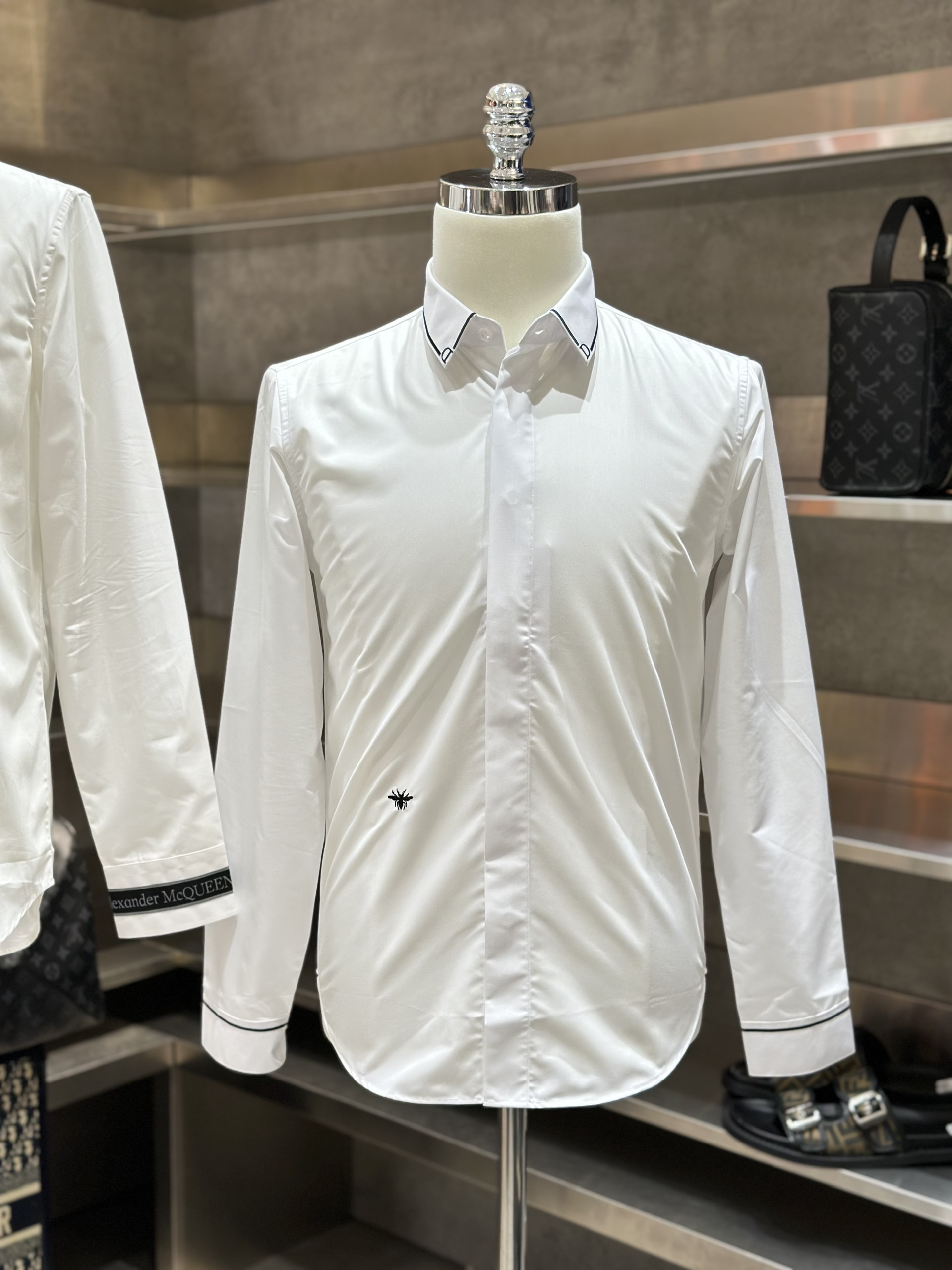 Áo sơ mi dài tay Dior CD Trắng logo Ong thêu bụng phối kẻ Đen tay Like Auth VTN